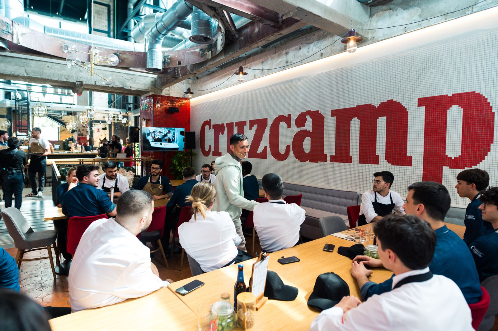 Las fotos de jugadores del Betis y del Sevilla en la Cruzcampo