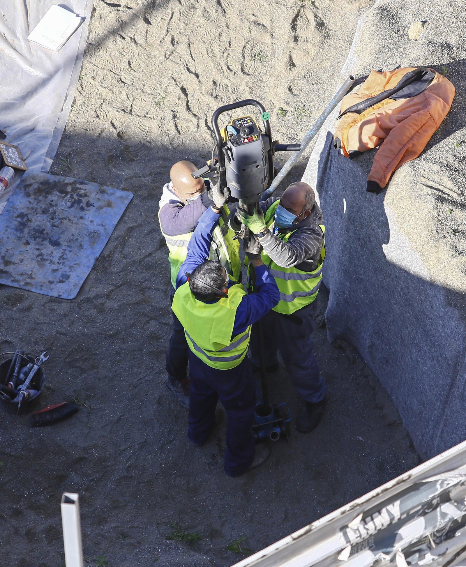 Sondeos geoarqueológicos realizados en el solar.