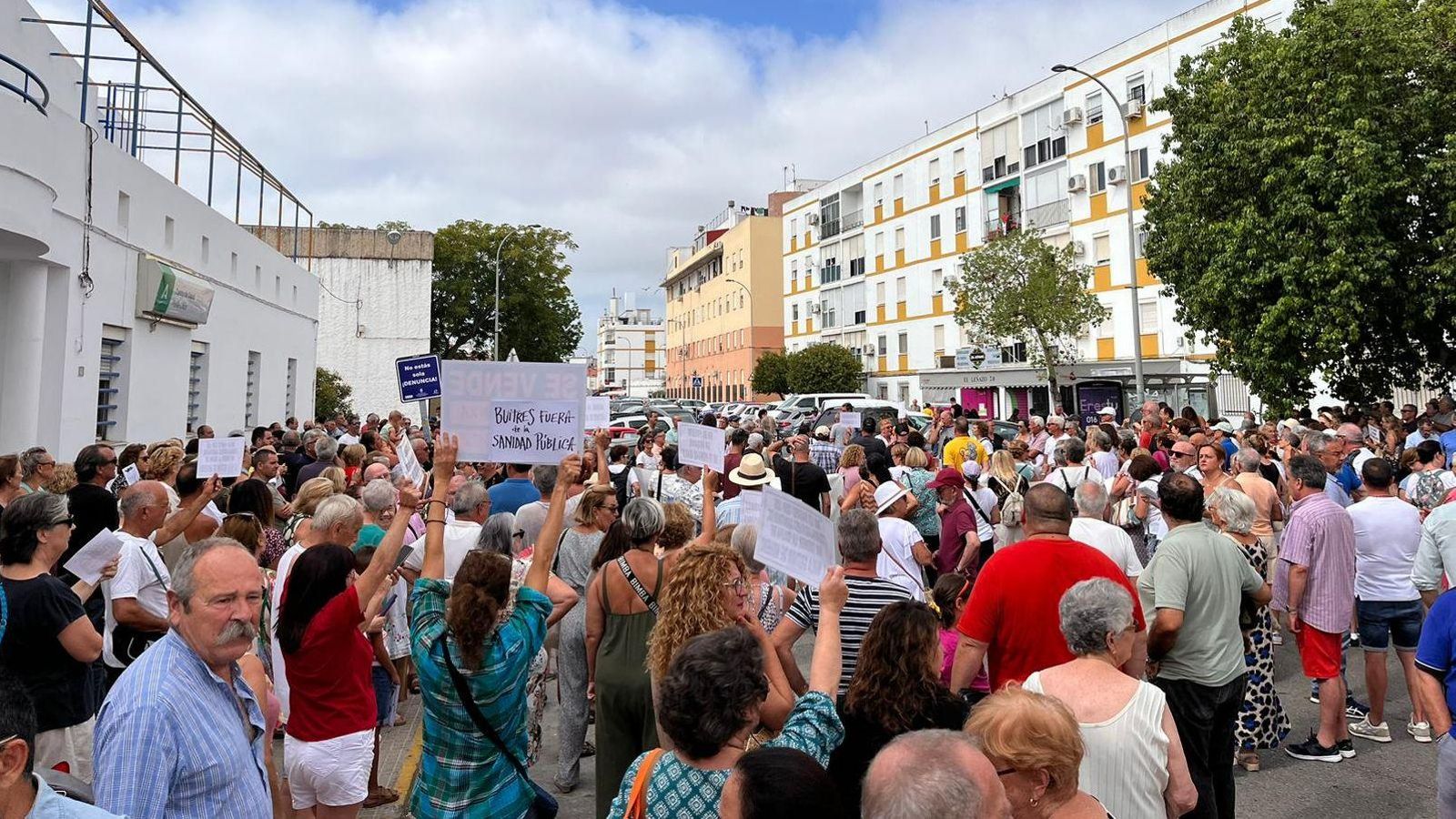 La concentración frente a Pinillo Chico ocupó la avenida de Diputación.
