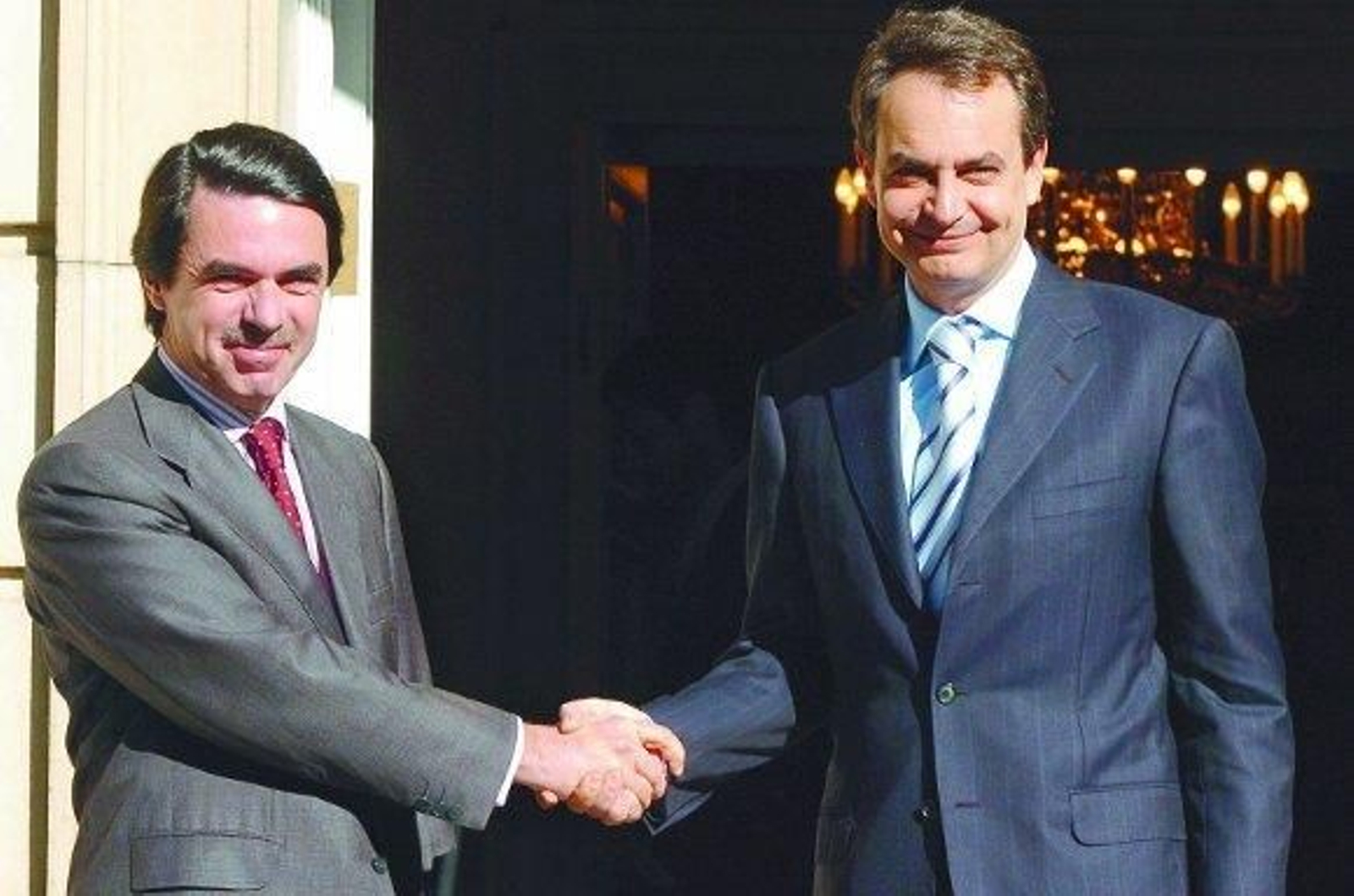 25 de marzo de 2004: Aznar se reúne con Zapatero para ultimar el traspaso de poderes.  Foto: EFE