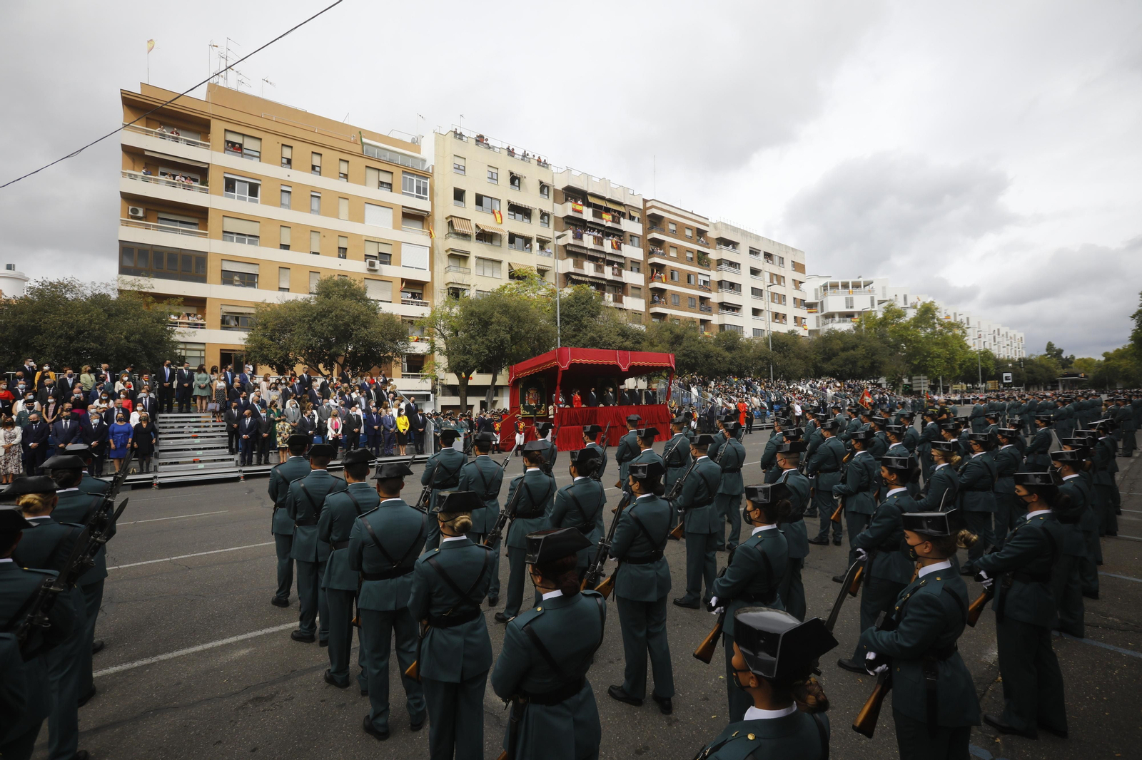 El desfile por la celebración de la semana de la Guardia Civil en Córdoba, en fotografías