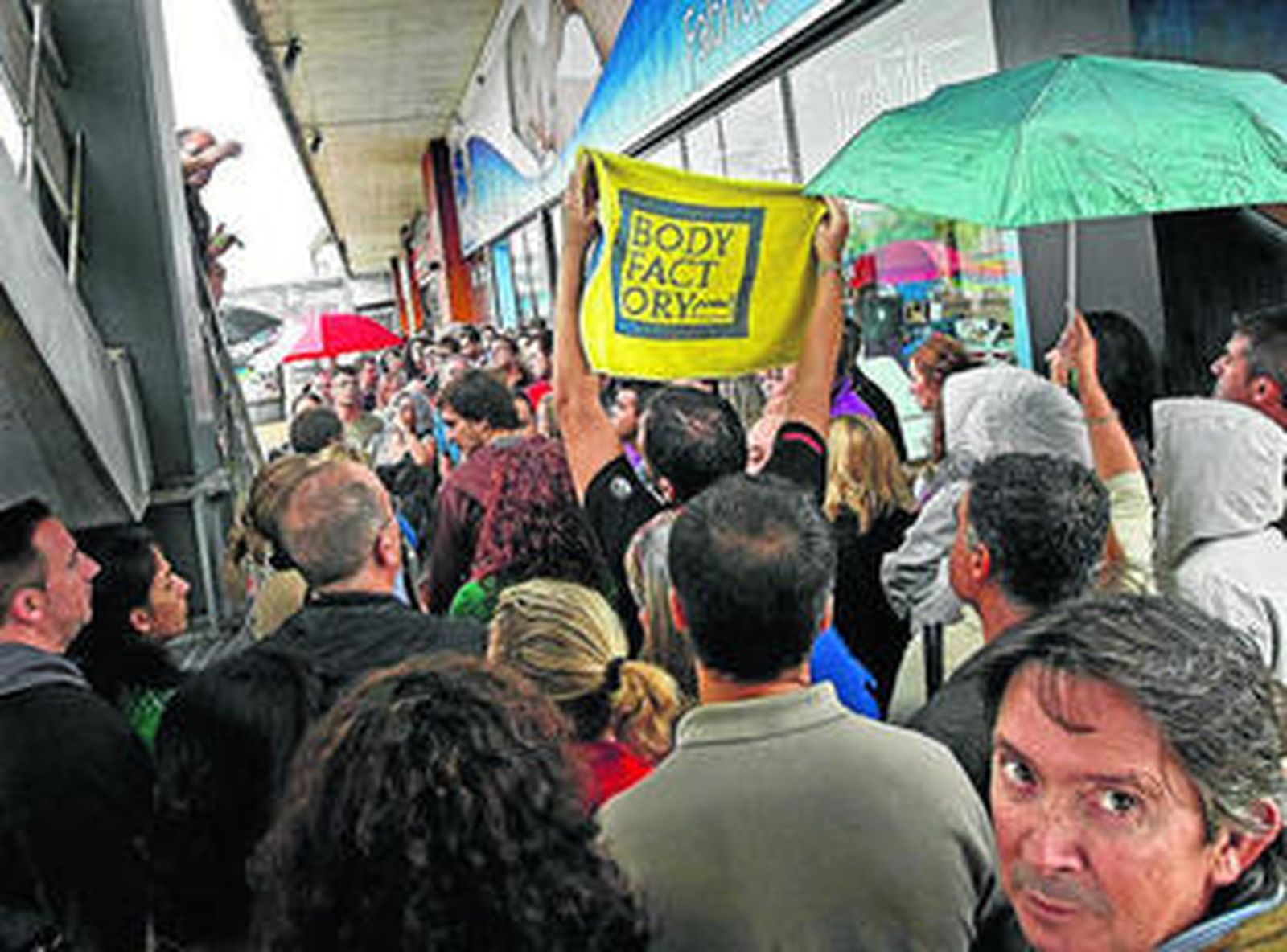 Numerosos afectados por el cierre del gimnasio se reunieron ayer junto a las instalaciones.