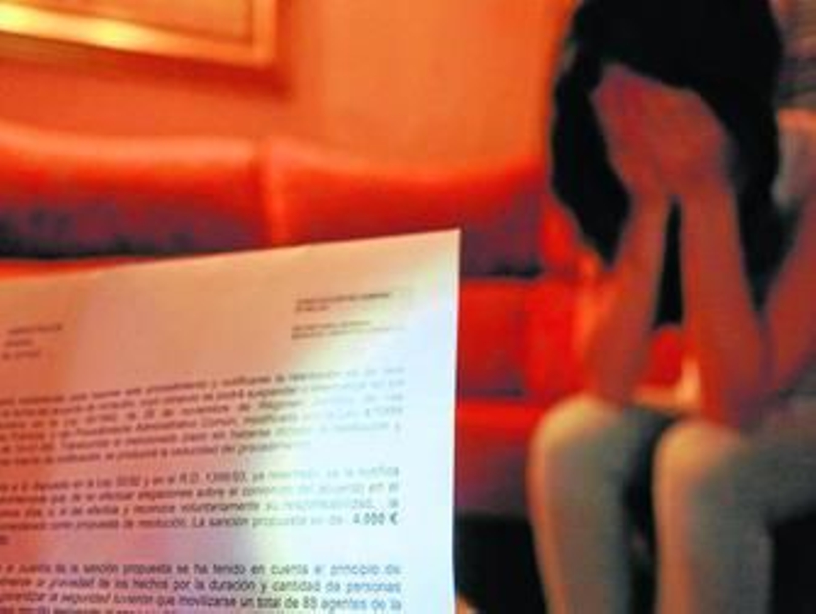 La joven malagueña M. J. C. con la multa de la Subdelegación del Gobierno.