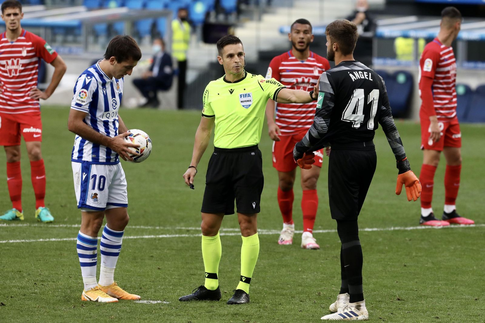 Del Cerro habla con Ángel antes del penalti que supuso el 2-0