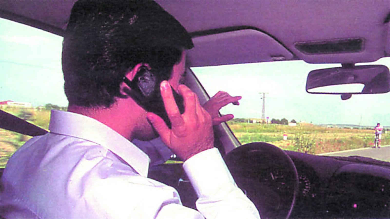 Un conductor habla por el móvil.