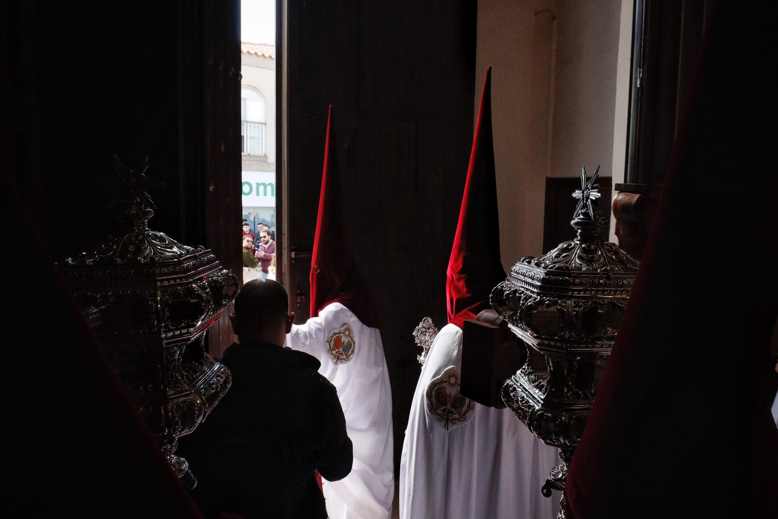 Imágenes de la salida del Amor en la Semana Santa de Chiclana 2025