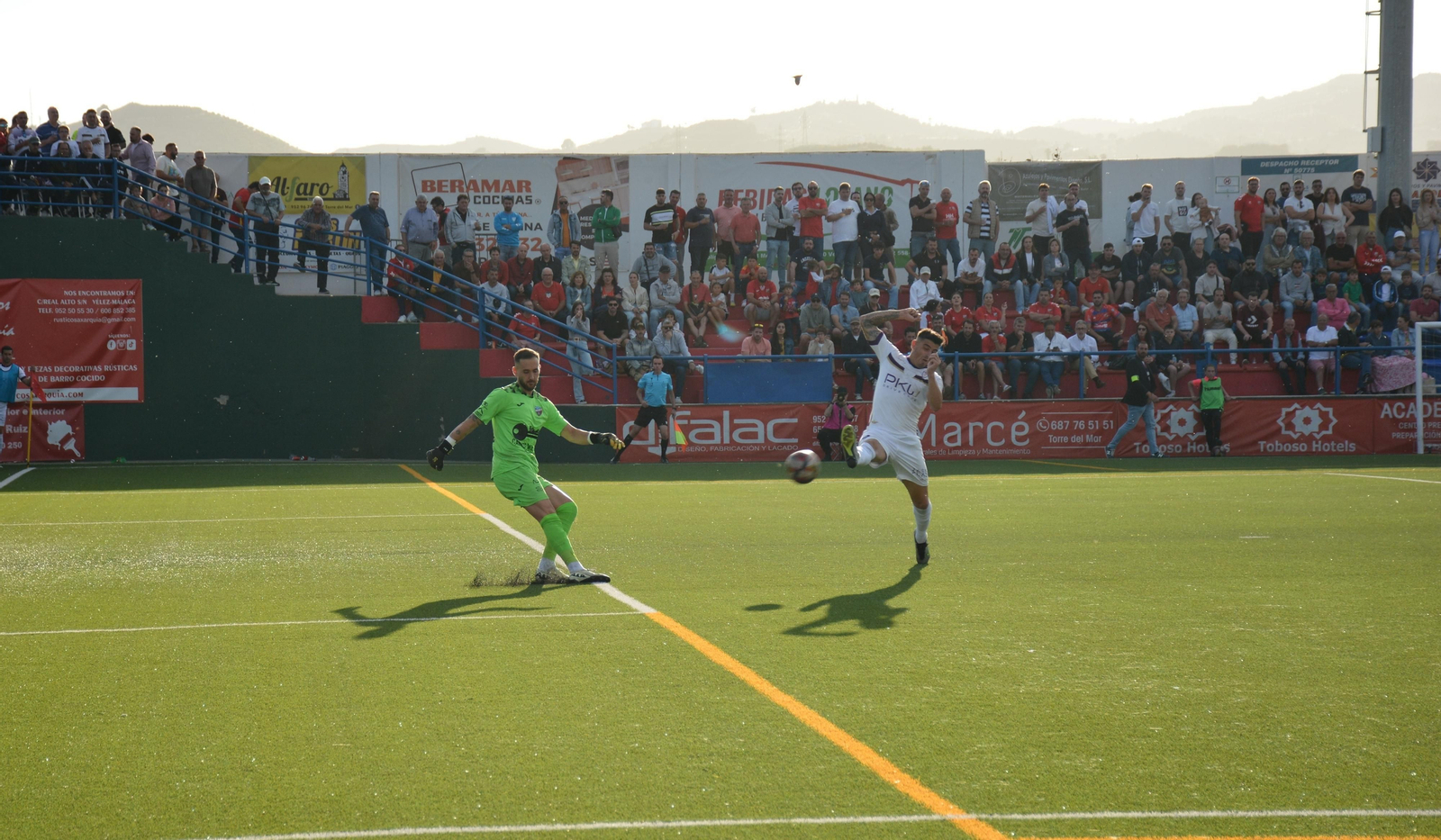 Fernando tiró de fe y pillería para marcar el 0 - 1 tras un error de Alberto Martínez.