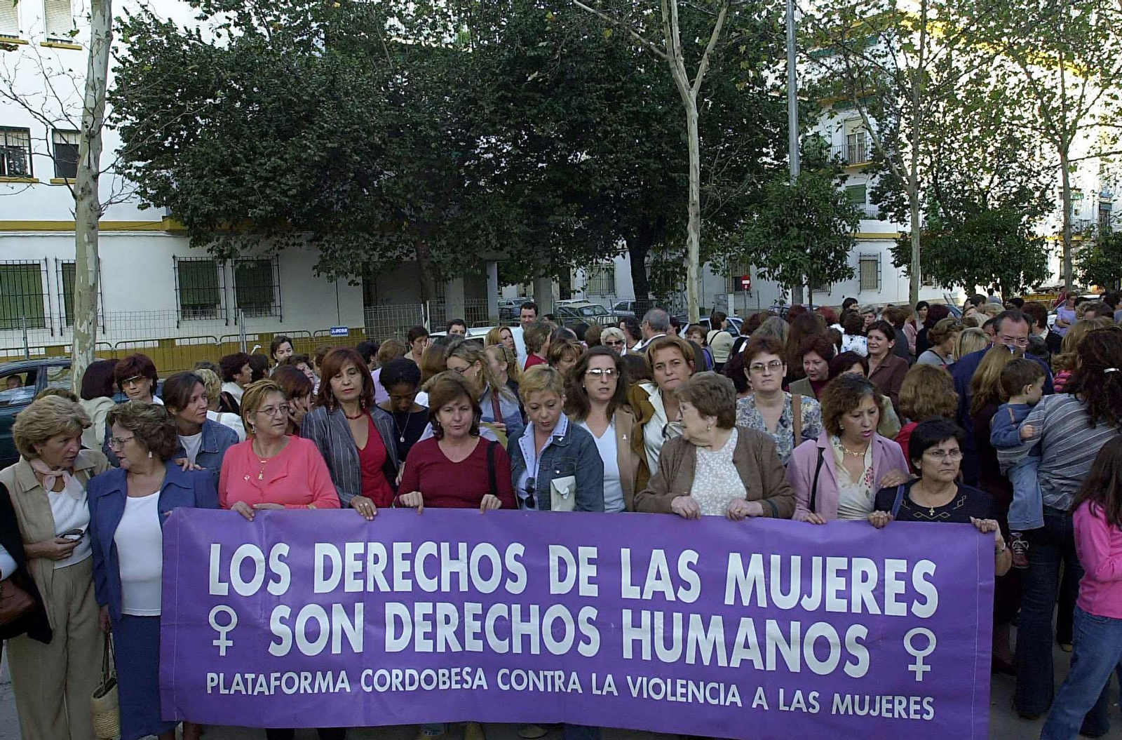 Contratación de la Plataforma contra la Violencia a las Mujeres después de que Rafaela D. M.  fuese quemada con ácido por su pareja en 2003