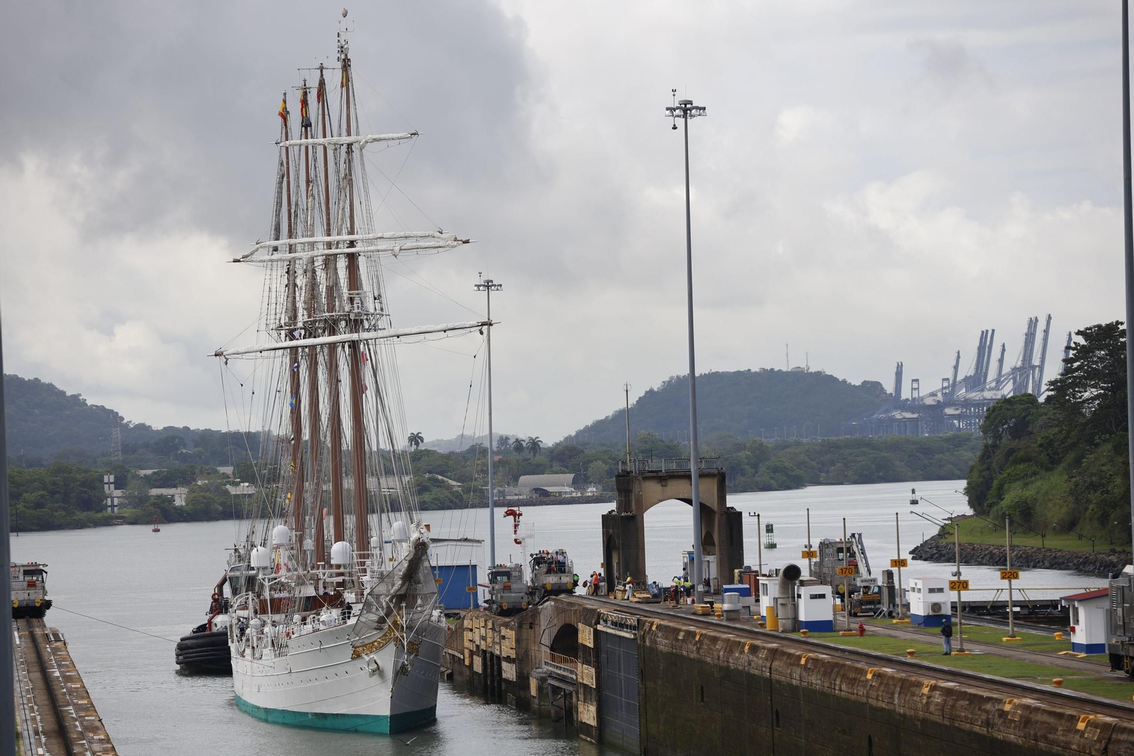 Así ha cruzado el 'Juan Sebastián de Elcano' el Canal de Panamá