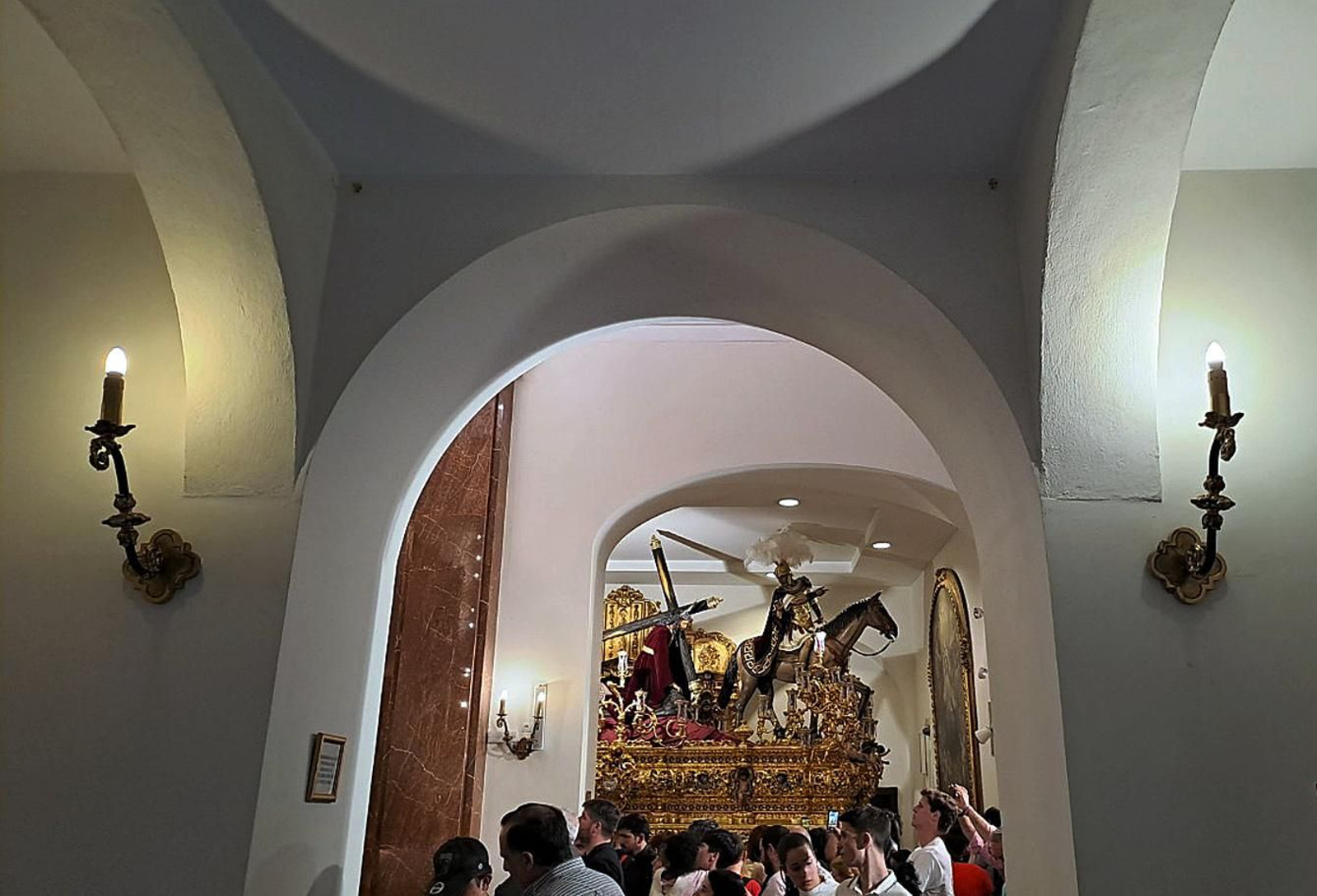 El paso del Cristo de las Tres Caídas, ya montado en la Capilla de los Marineros.