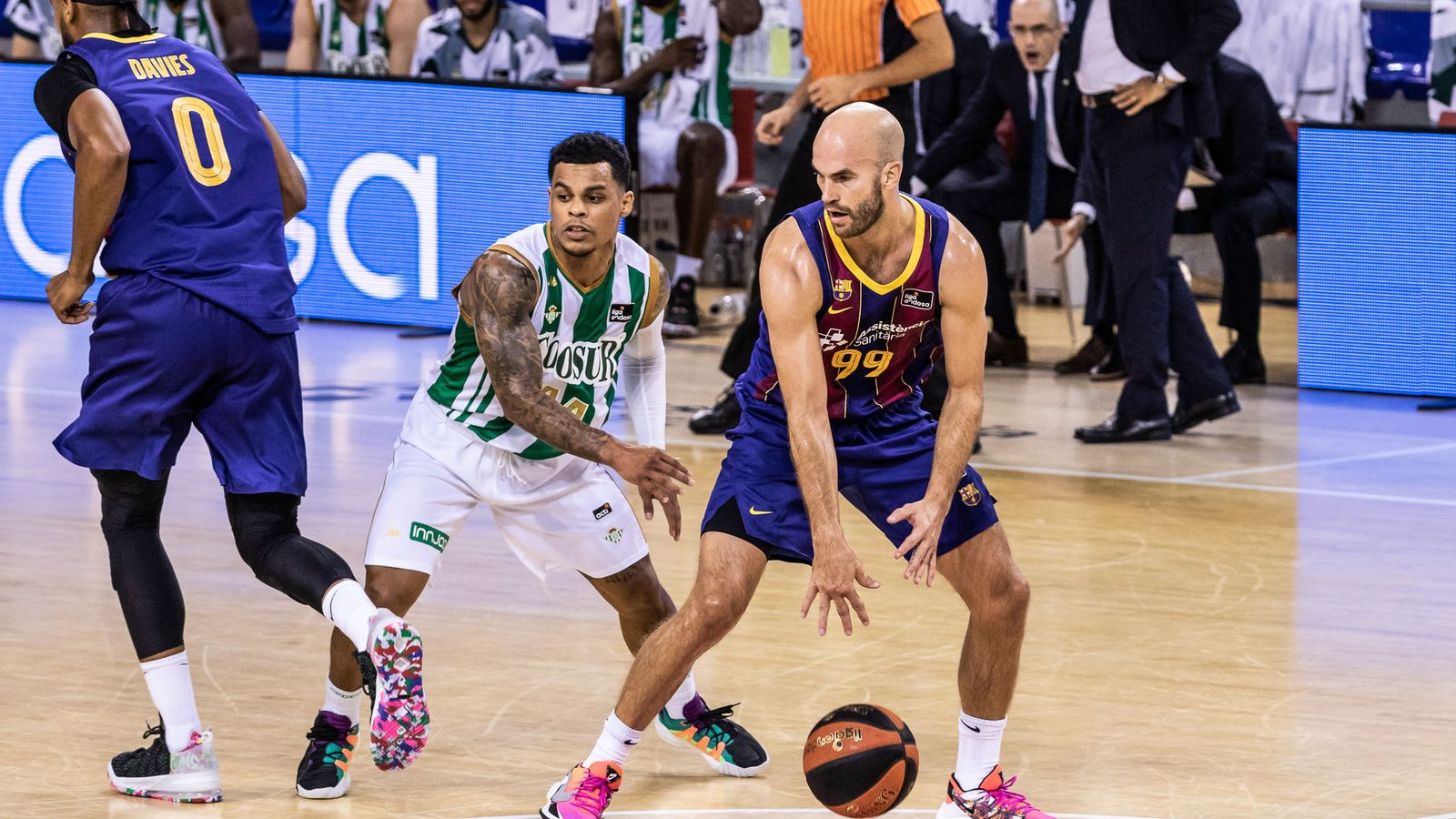 Campbell defiende a Calathes.