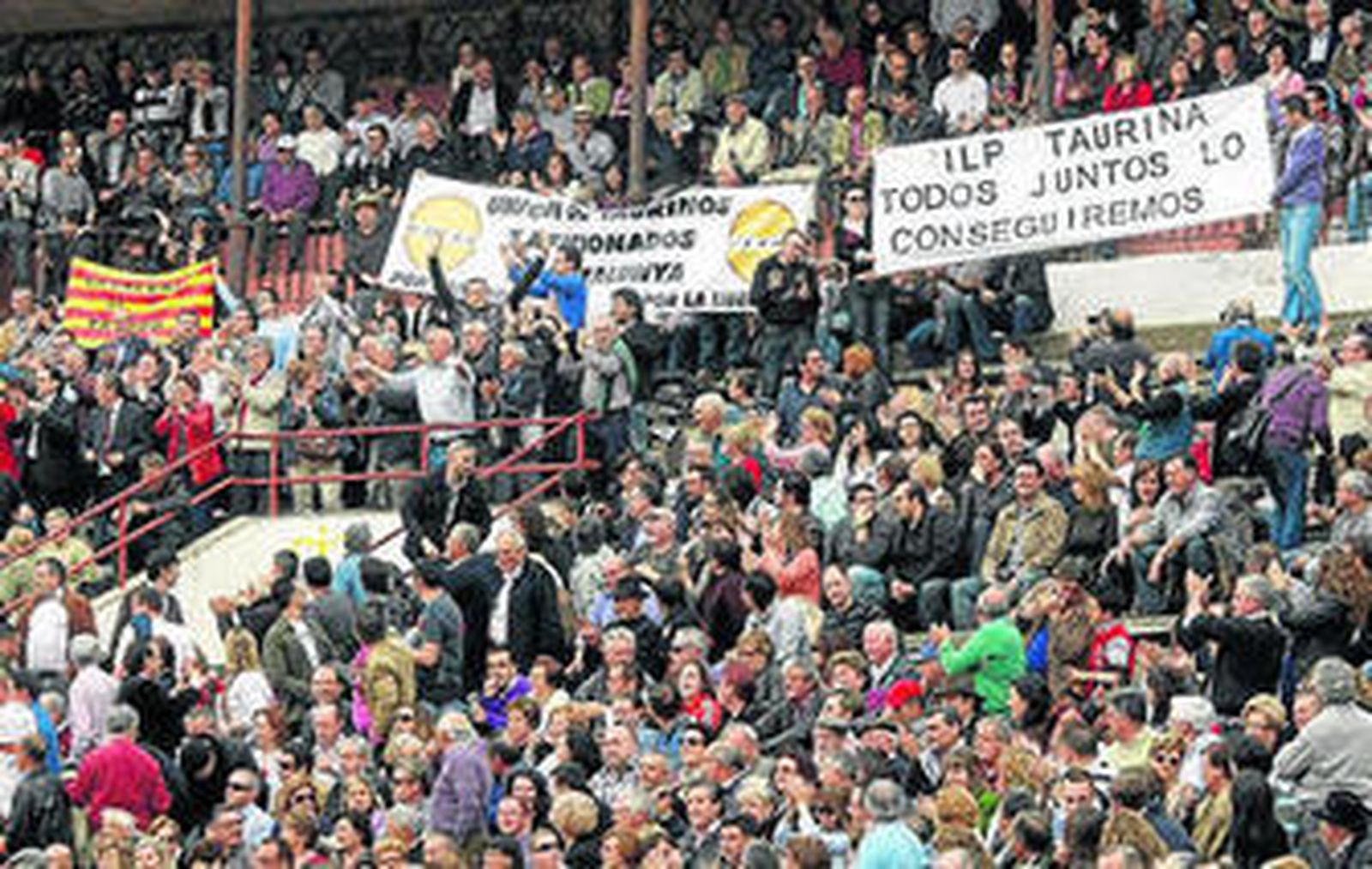 Aficionados se manifestaron en la plaza y aledaños contra la prohibición de los toros en Cataluña.