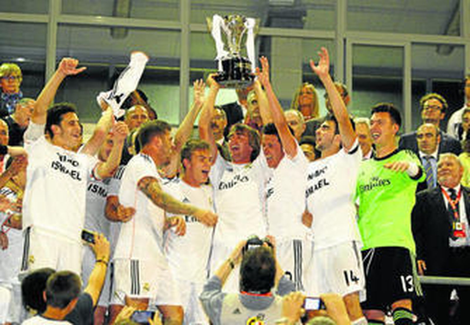 Los jugadores madridistas levantan el título en el palco de Las Viñas.