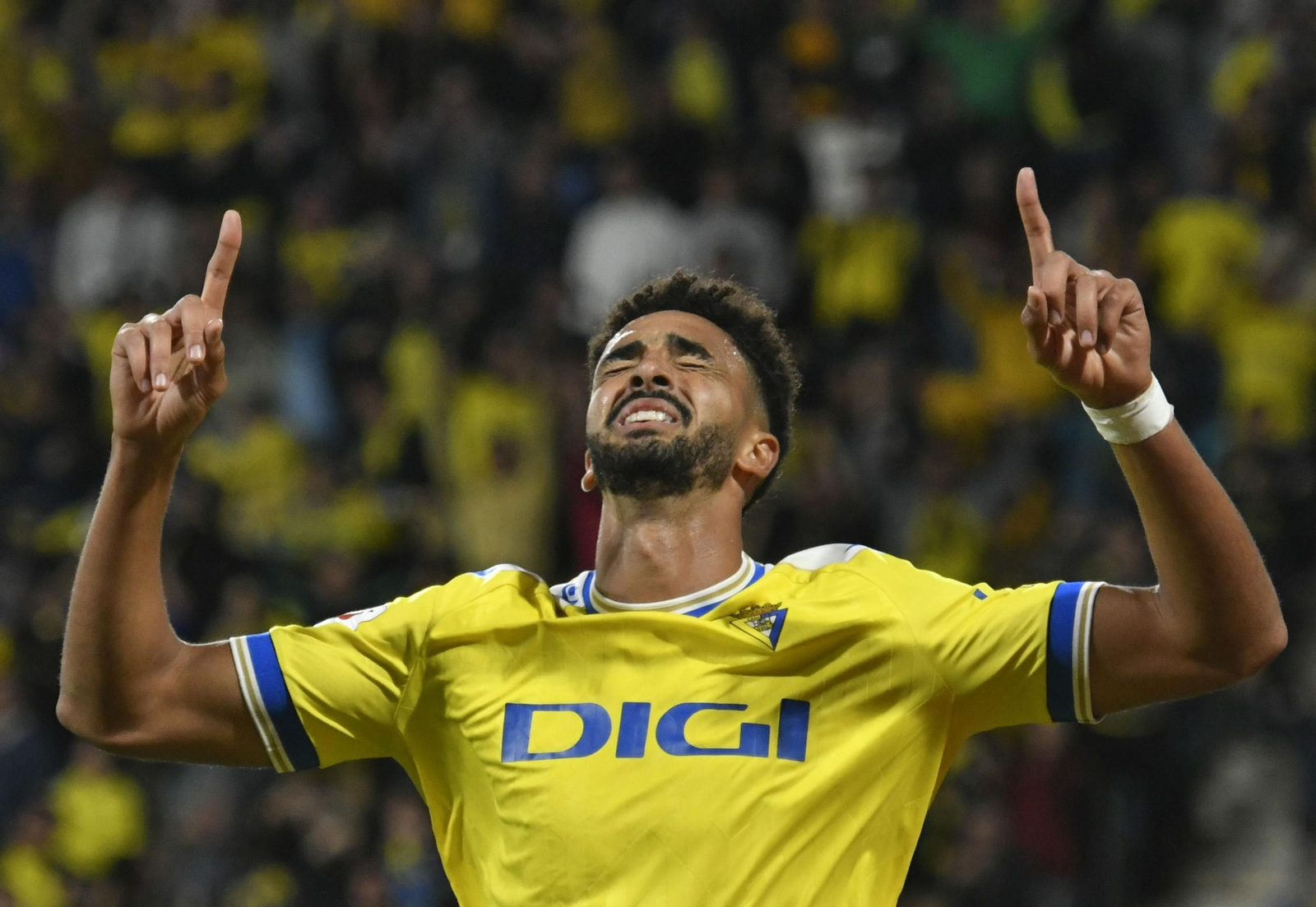 Emoción máxima de Chris mientras celebra un gol.