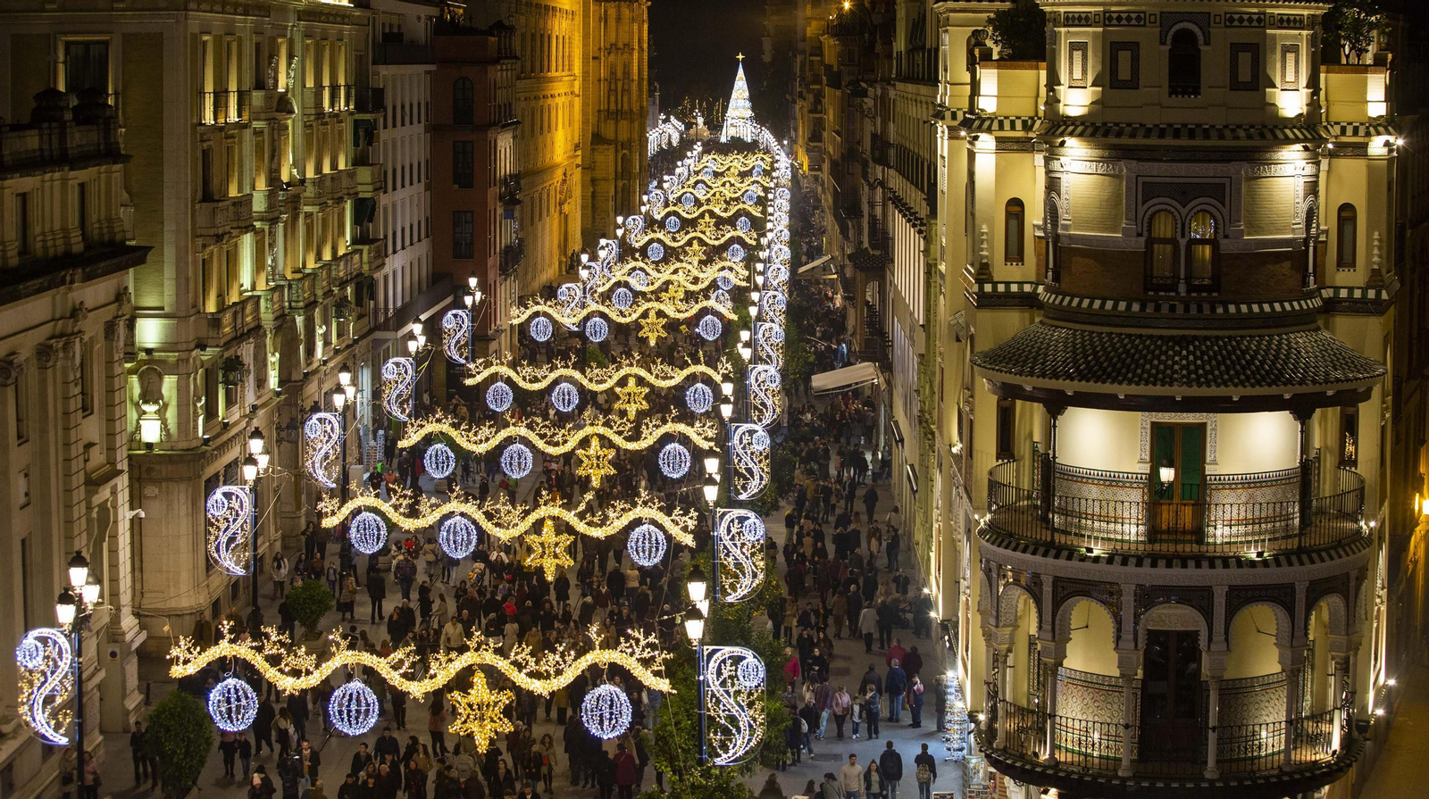La avenida de la Constitución, llena de gente.