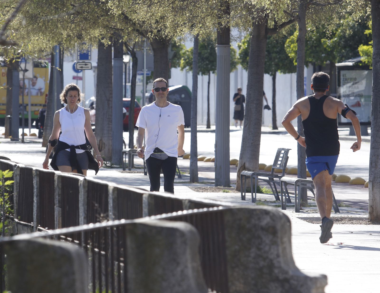 Varias personas hacen deporte por la Ribera.