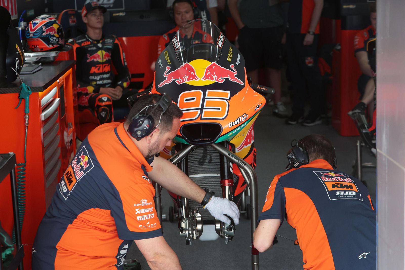 Imágenes de boxes en los entrenamientos del Viernes de Moto2 en Jerez