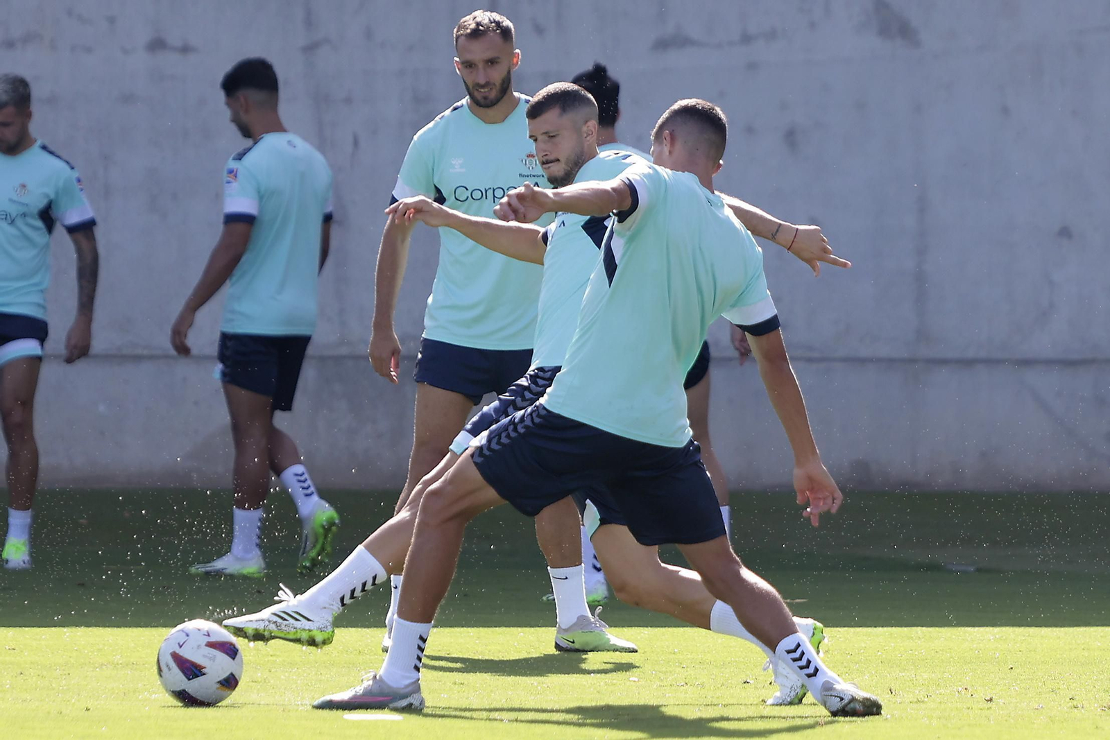 Guido Rodríguez disputa un balón con Marc Roca en un entrenamiento.