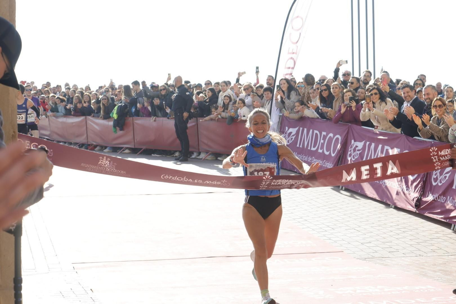 Media Maratón de Córdoba 2023: La gloria de cruzar la Puerta del Puente, en imágenes