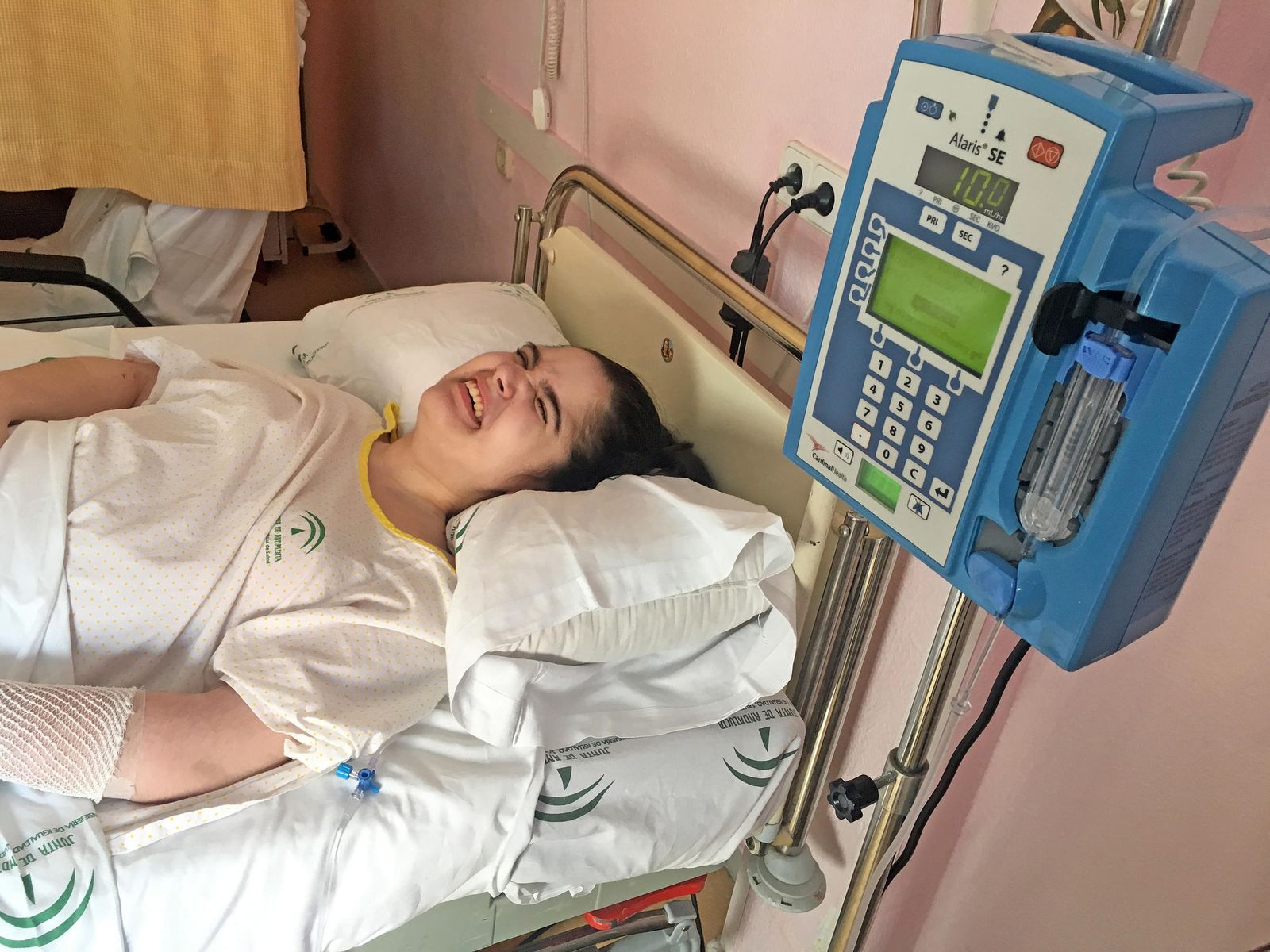 La joven Alba, ingresada en el hospital, durante una de las crisis de dolor.