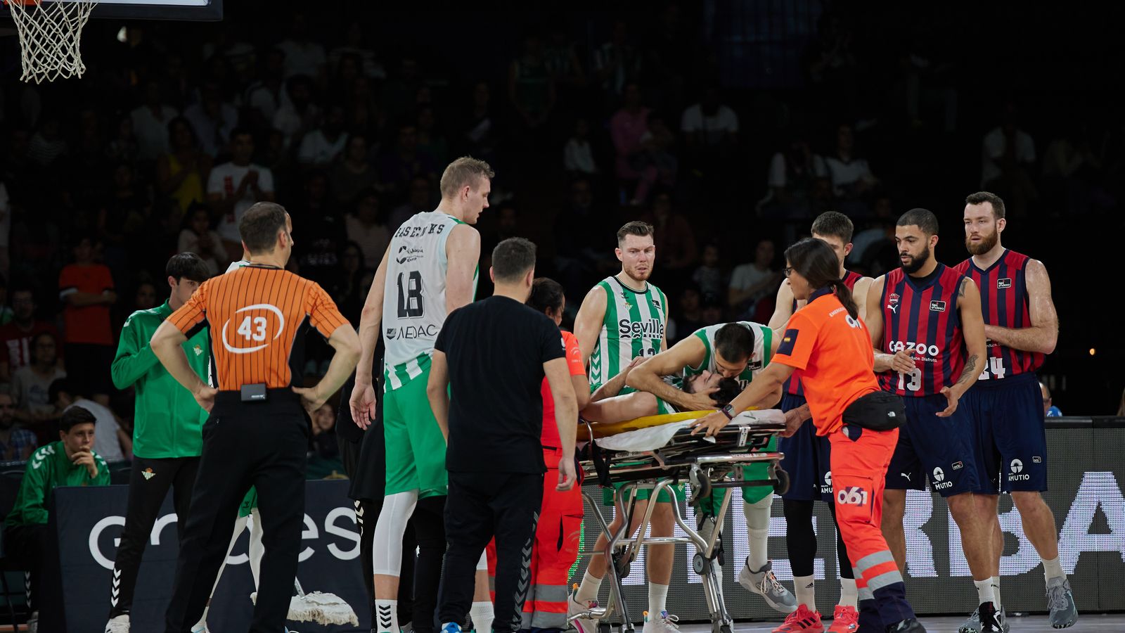 Pozas se retira en camilla tras caer lesionado.