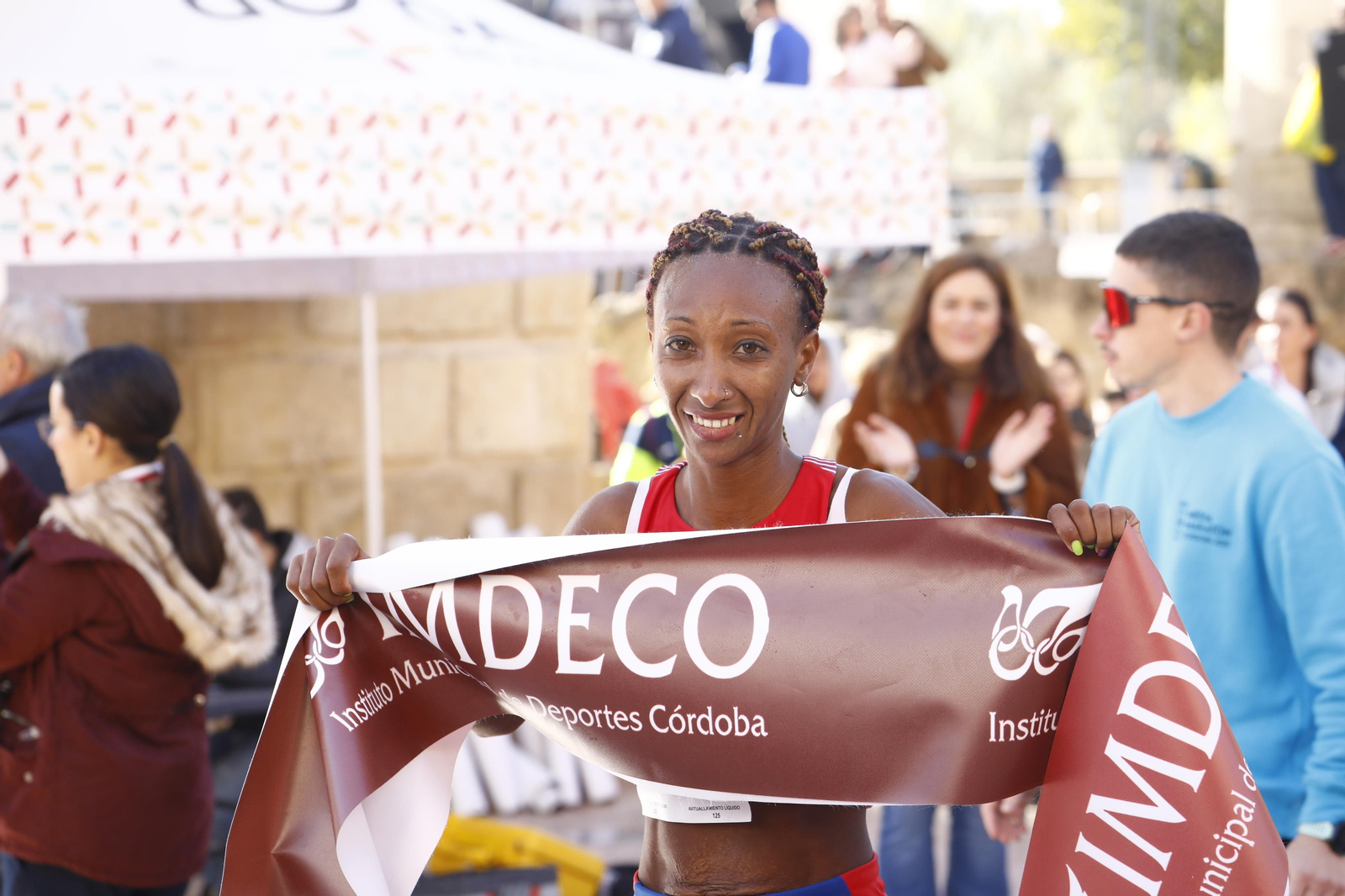 La gloria de cruzar la Puerta del Puente: imágenes de la meta de la 36 Media Maratón de Córdoba