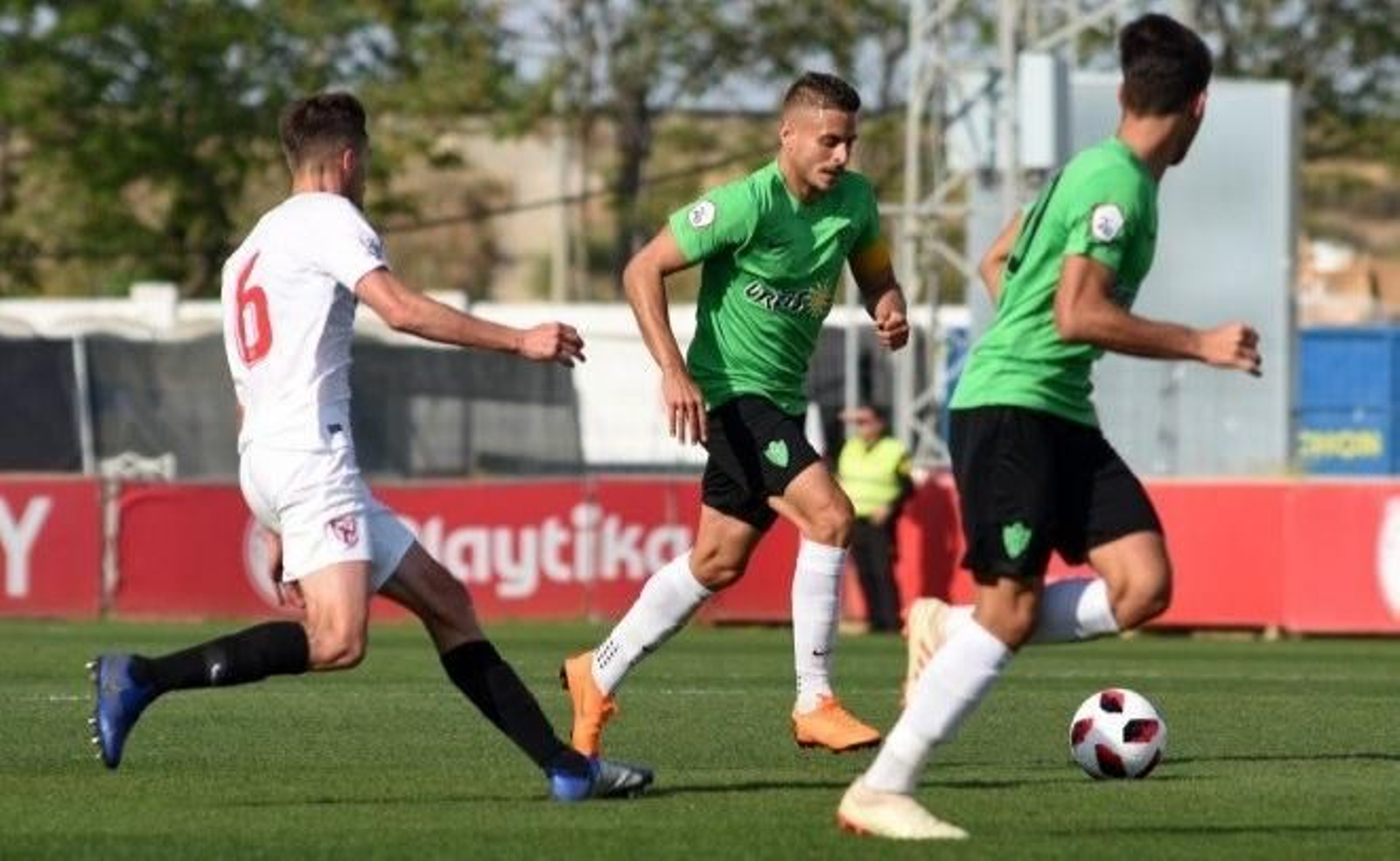 El rojiblanco Navas durante un partido del Almería B como visitante.