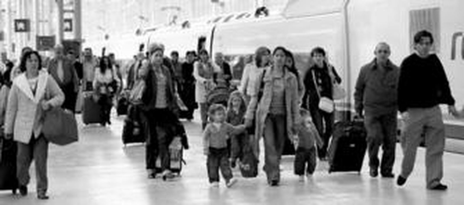 Un gran número de viajeros baja del AVE en la estación María Zambrano de Málaga.