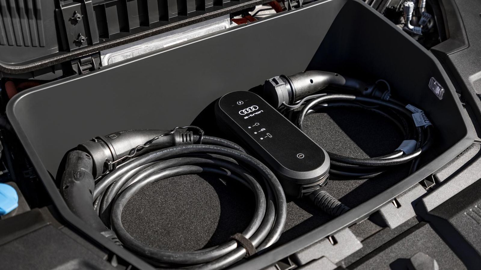 Los cables de carga tienen su espacio aparte. Bajo el capó hay un espacio de unos 60 litros.