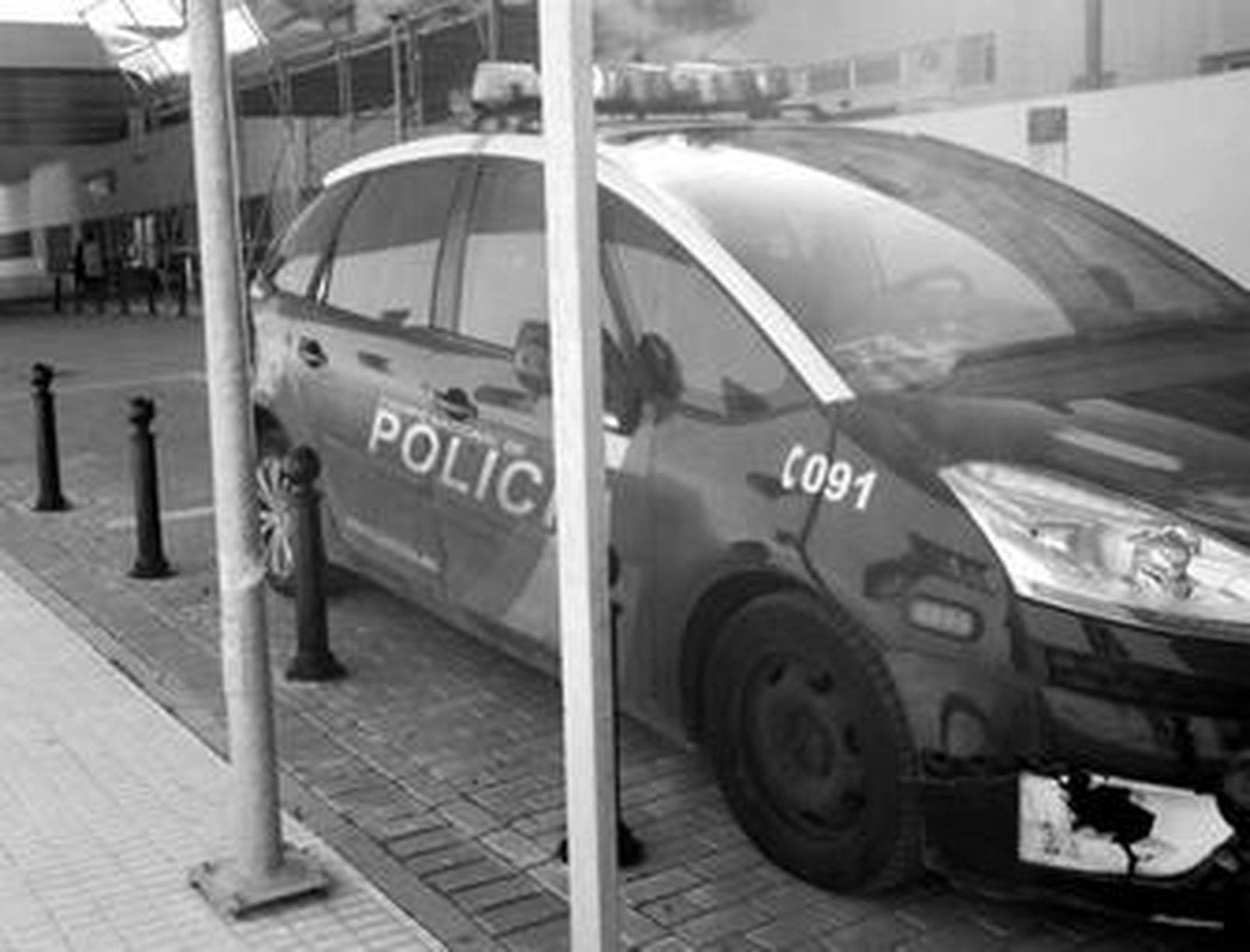 Una patrulla policial custodia la puerta de Urgencias del hospital Punta de Europa a mediodía de ayer.