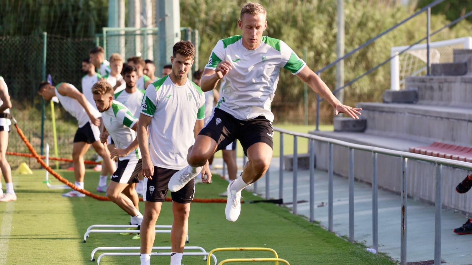 Obolskii realiza un ejercicio en el último entrenamiento del Córdoba CF en Oliva.