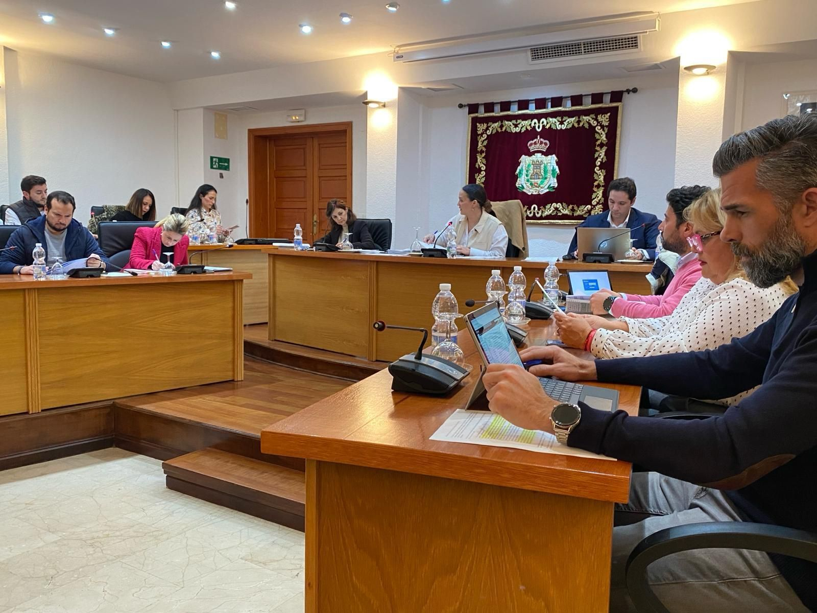 A la derecha, el grupo del PP de Los Barrios, durante el Pleno del lunes.