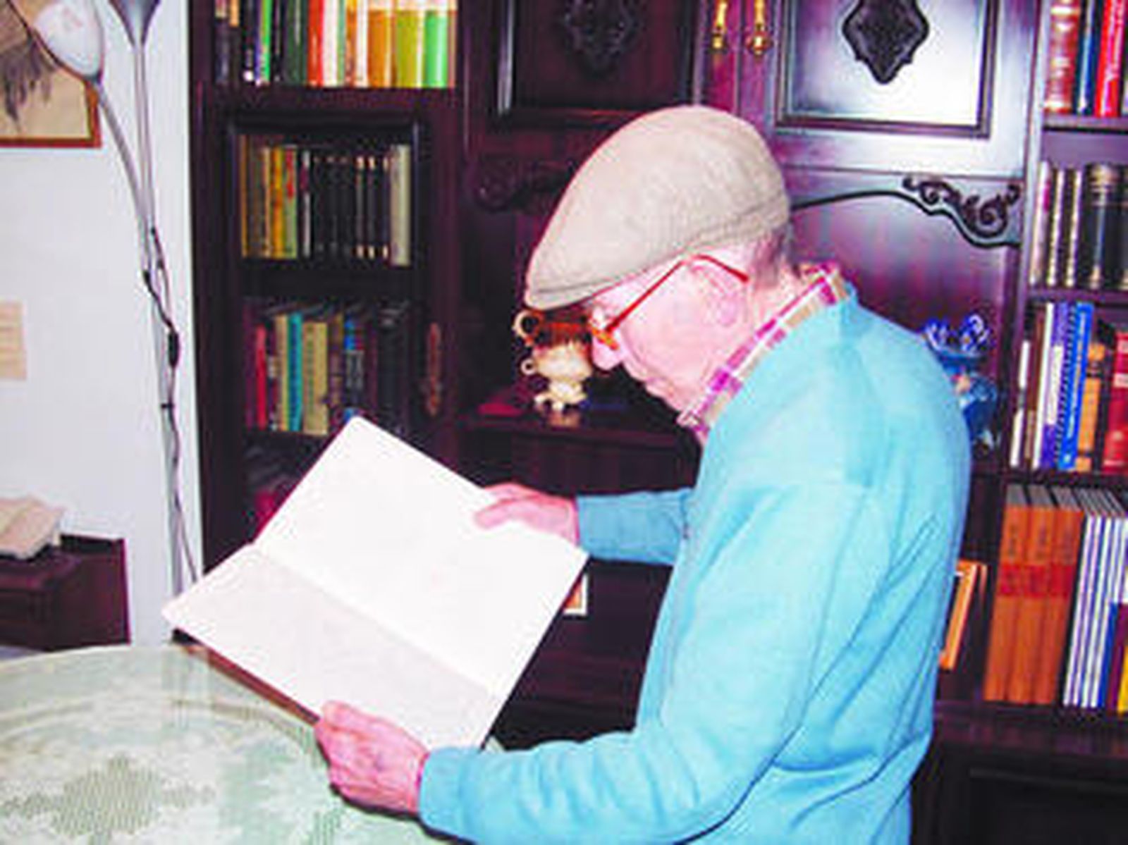 Juan Miguel Fernández con su diario manuscrito sobre la Guerra Civil española.