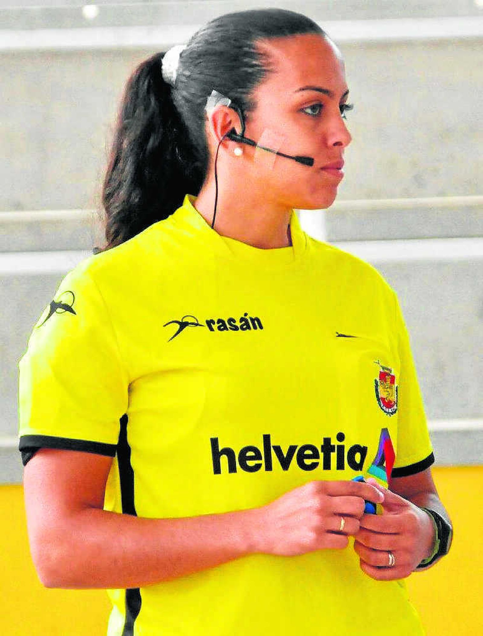 Patricia del Valle arbitrando un partido de balonmano pista.