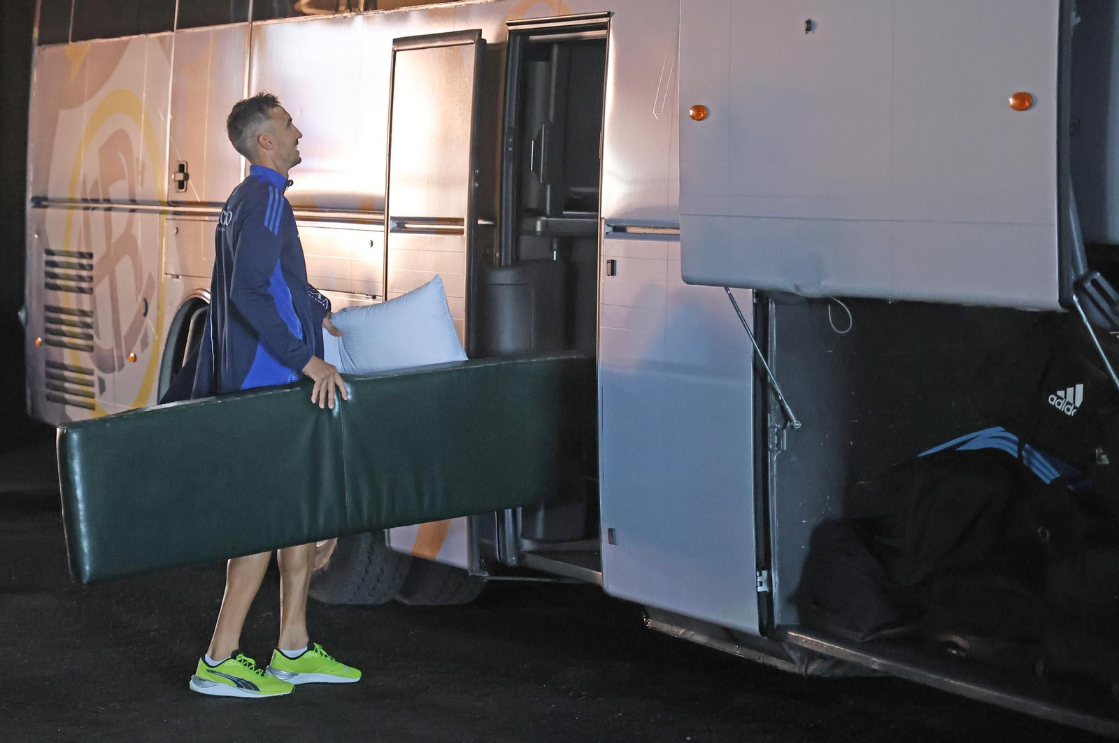 Imágenes de la salida en autobús del Recreativo de Huelva hacia Madrid