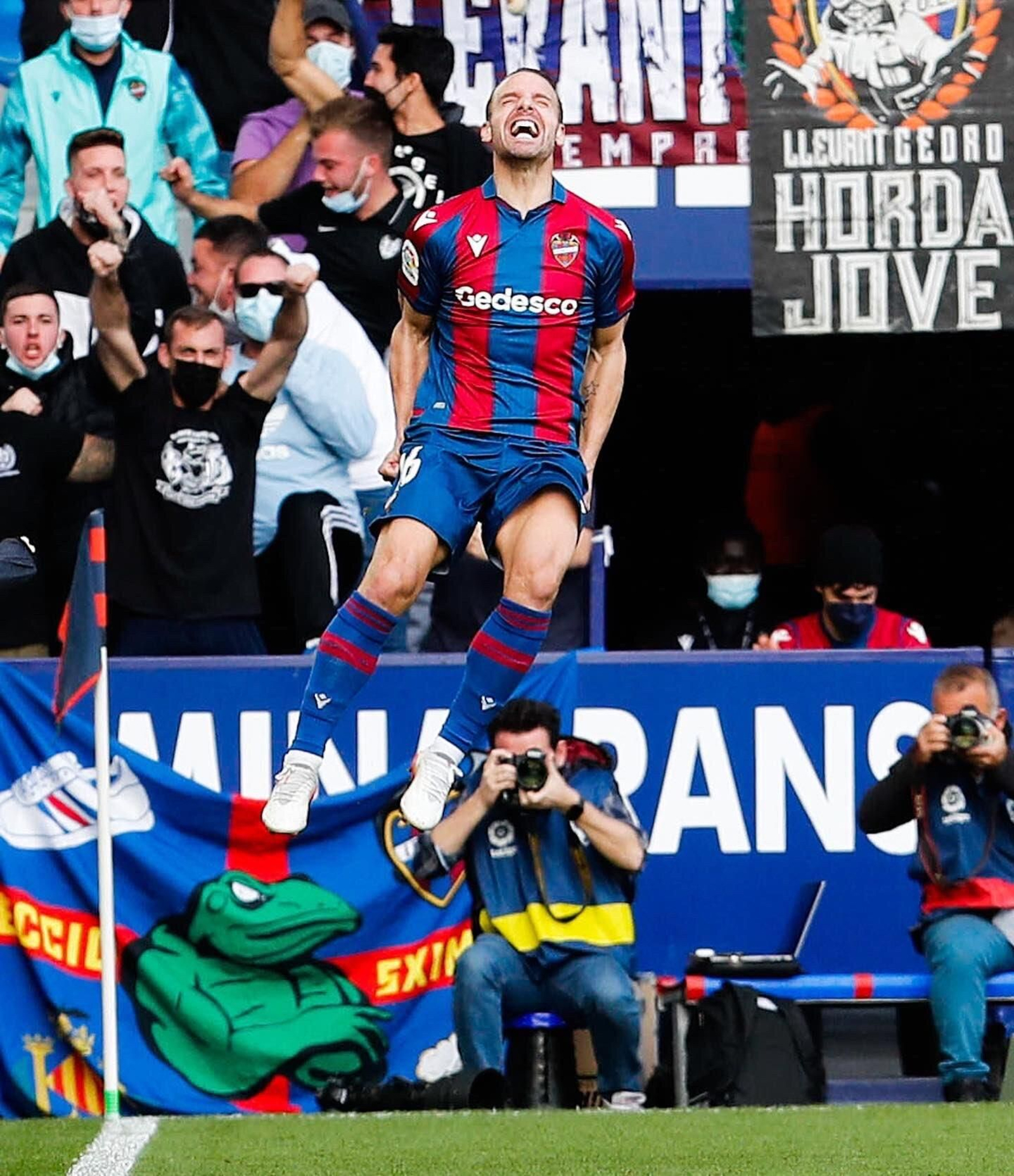 Roberto Soldado celebra un gol.
