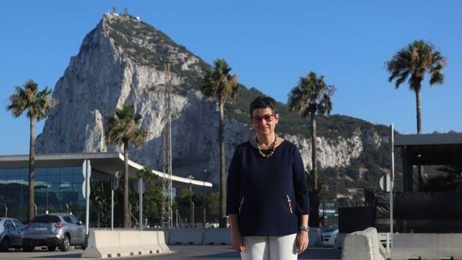 Arancha González Laya, ministra de Asuntos Exteriores, Unión Europea y Cooperación, ante la Verja de Gibraltar.