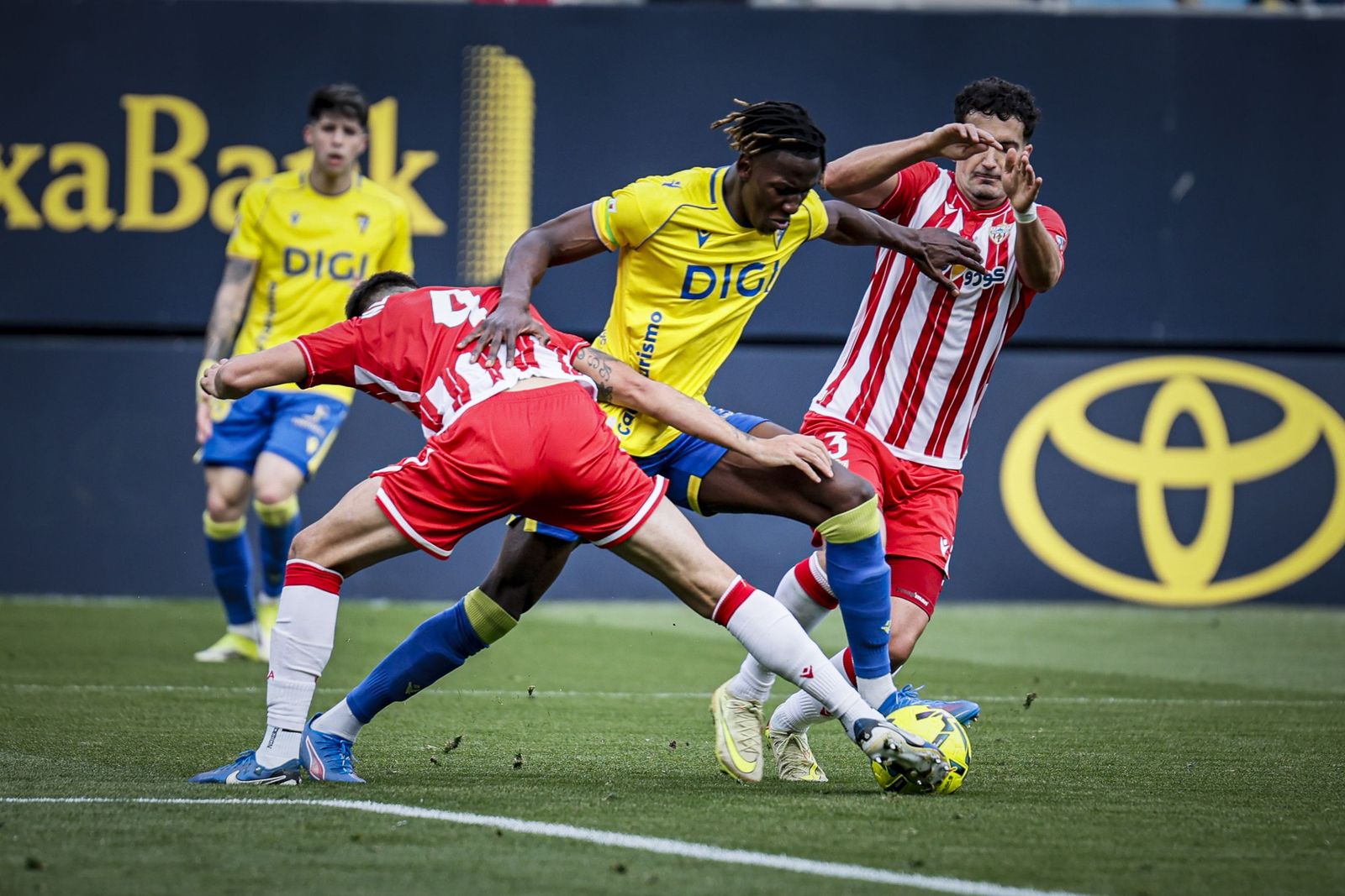 Búscate entre las imágenes del partido de fútbol Cádiz CF - UD Almería