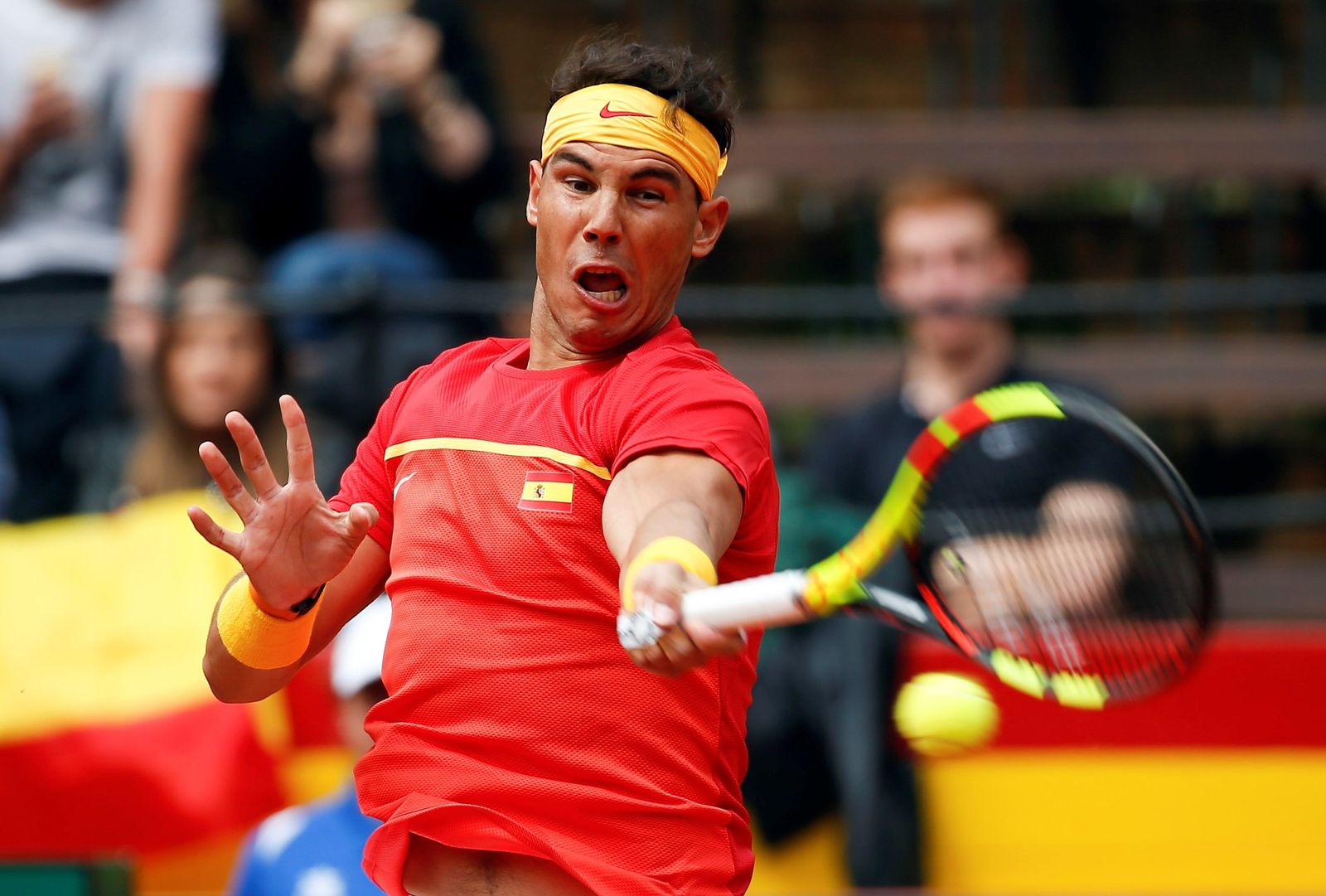 El tenista español Rafa Nadal ejecuta un 'drive' durante el partido que disputó frente al tenista alemán Philipp Kohlschreiber.