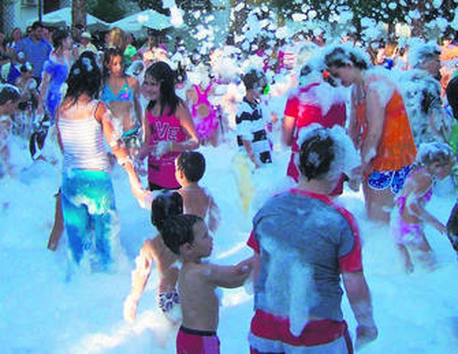 La fiesta de la espuma es una de las actividades infantiles con más éxito.