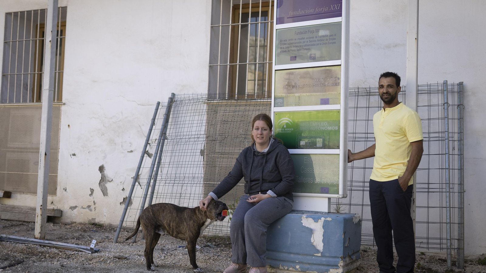 Los guardas, con uno de los antiguos carteles de la Fundación Forja XXI.