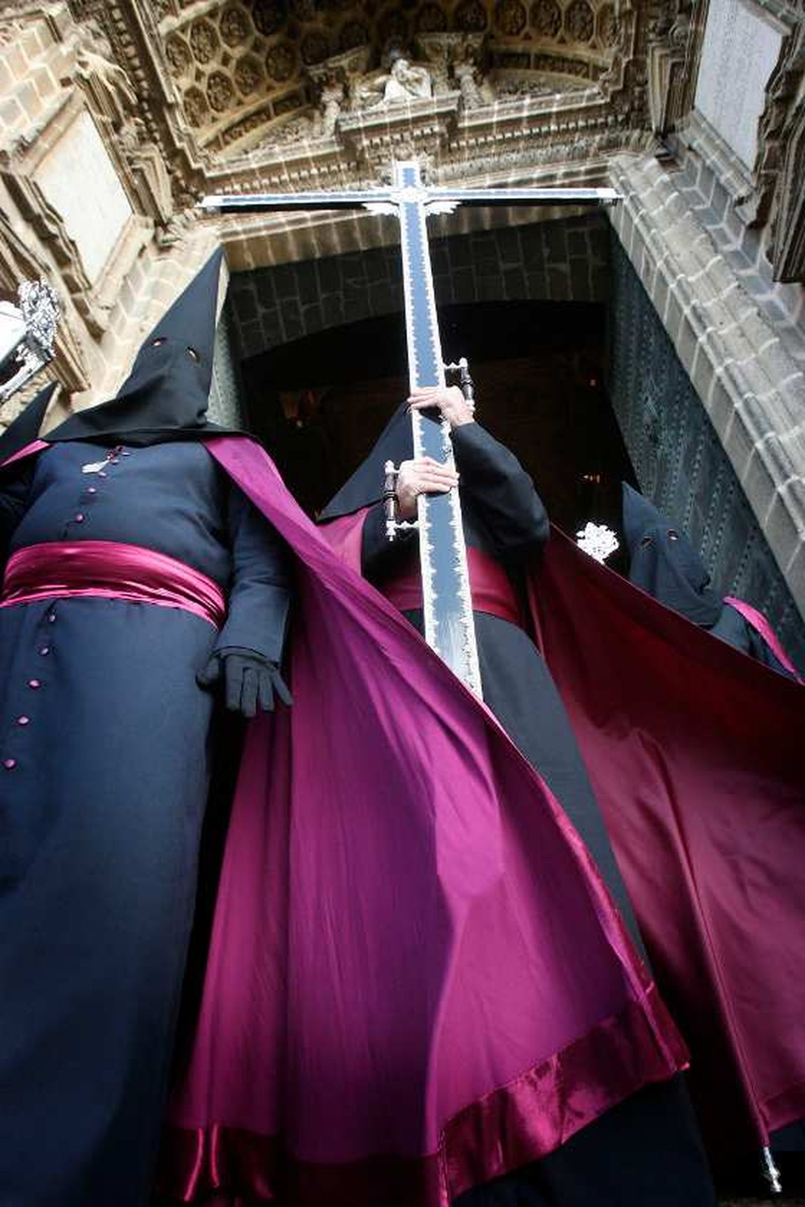 La Cruz de Guía cruza la puerta principal de la Catedra

Foto: Pascual