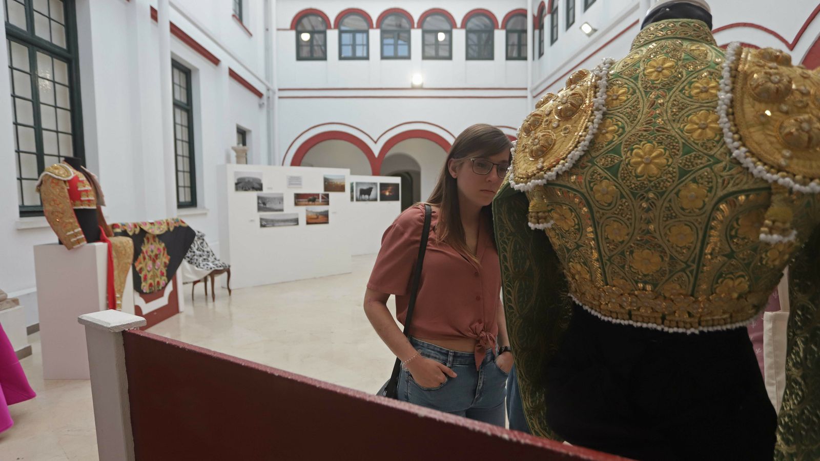 Exposición de fotografía taurinas y trajes de toreo en el museo de Algeciras