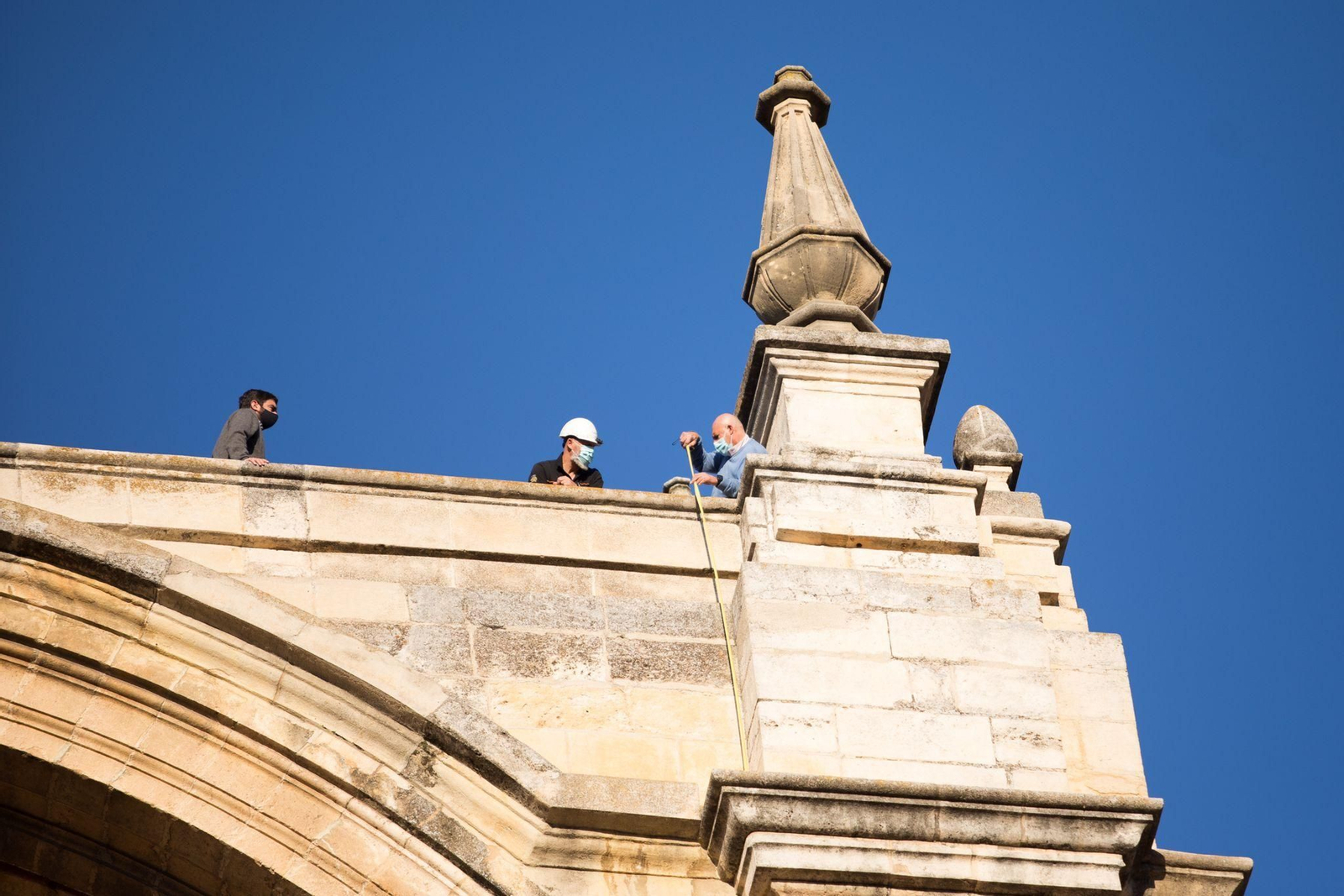 El terremoto causa un desprendimiento en la cruz de la Catedral de Granada