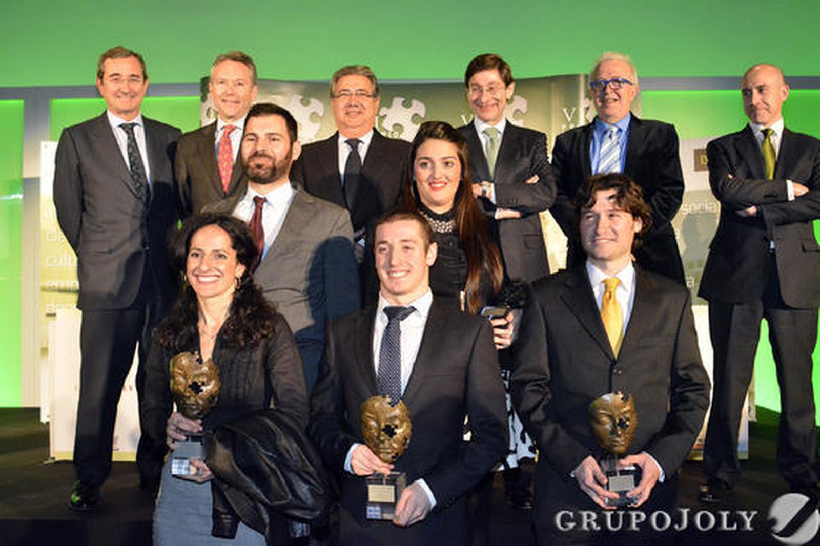 En la fila de atrás: Antonio Fragero, presidente del patronato de la Fundación CES; José Joly, presidente de Grupo Joly; Juan Ignacio Zoido, alcalde de Sevilla; José Ignacio Goirigolzarri, presidente de Bankia; José Sánchez Maldonado, consejero de Economía, Innovación, Ciencia y Empleo; Manuel Pérez Meneses, director territorial de Bankia en Andalucía. En las filas de abajo, los cinco jóvenes premiados: Alejandro Hiniesta, Begoña Arana, Mercedes Ruiz, Carlos Peralta y Francisco Gancedo. / Reportaje gráfico: Juan Carlos Vázquez y Manuel Gómez