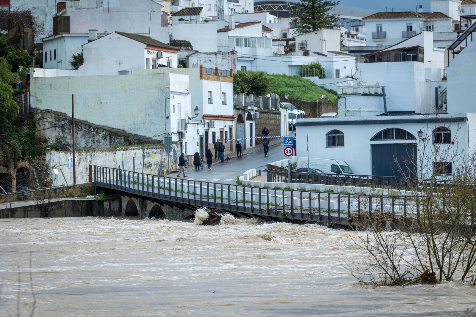 Las imágenes de las inundaciones en Arcos: la espectacular crecida del río Guadalete por la apertura de las presas