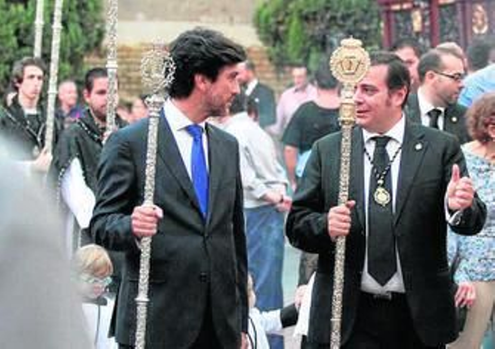 1. El teniente de alcalde Enrique Gaviño y el hermano mayor, Javier Mesa.                     2. Representación de hermandades y del Consejo de Cofradías. 3. Llegada a la parroquia de la Concepción, donde se le rezó la salve. 4. Las Angustias antes de entrar al paseo de Santa Fe, con el muro de San Pedro de fondo.
