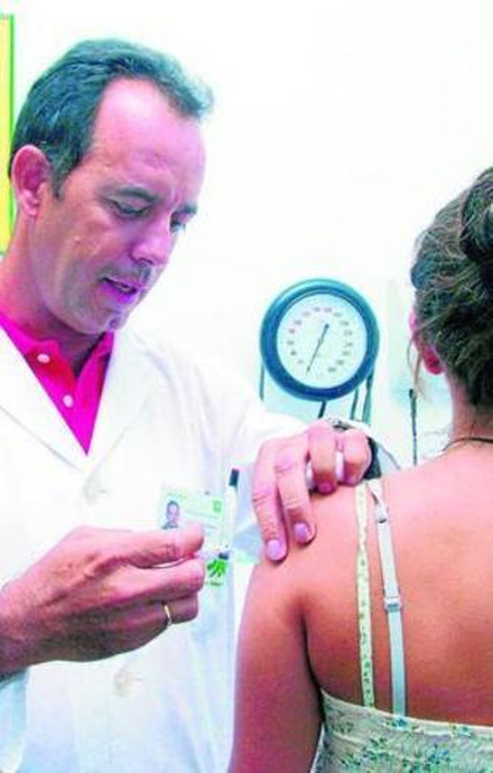 Un enfermero inyecta la vacuna contra el VPH a una adolescente.
