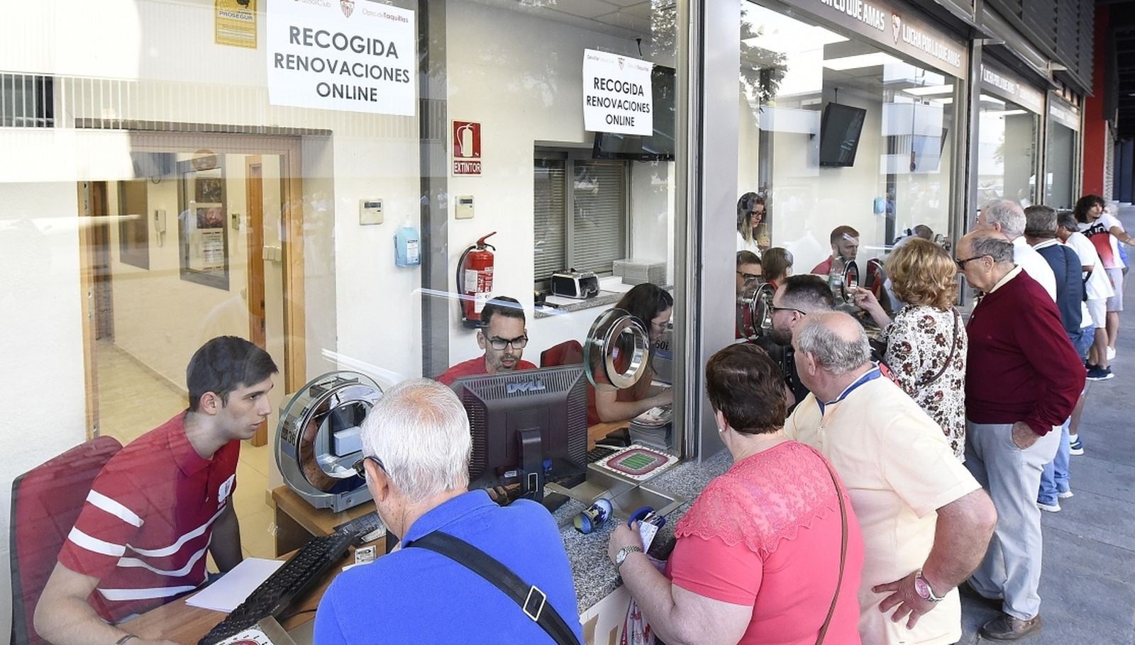 Taquillas del Sánchez-Pizjuán durante la renovación de abonos.