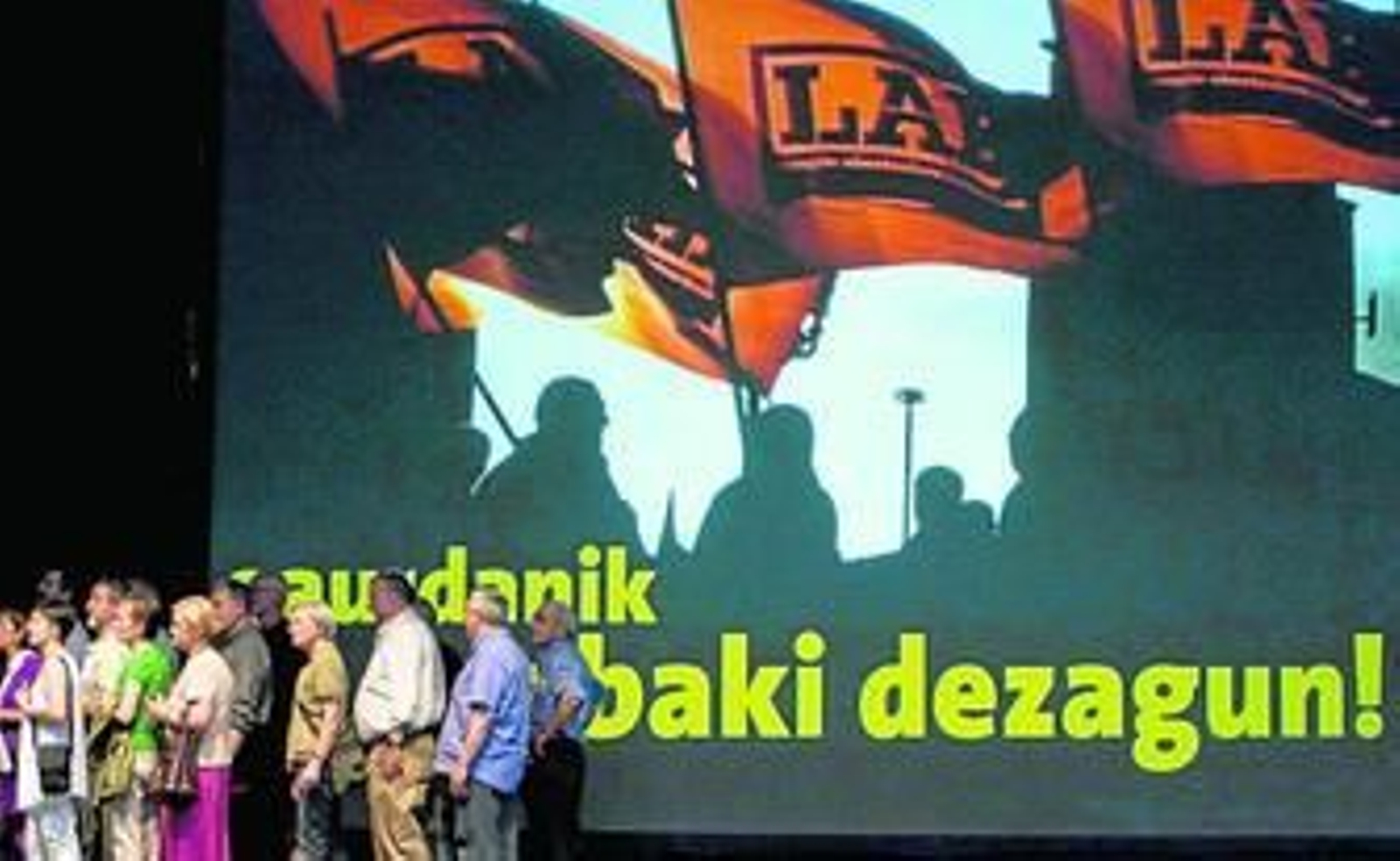 Un grupo de afiliados y simpatizantes del LAB durante el acto en Pamplona al que asistieron algunos dirigentes de la ilegalizada Batasuna.